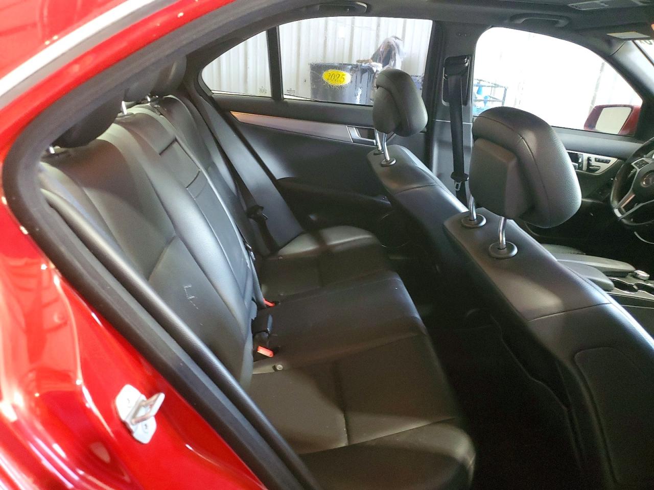 2013 Mercedes-benz C 250 Red vin: WDDGF4HB0DR272680