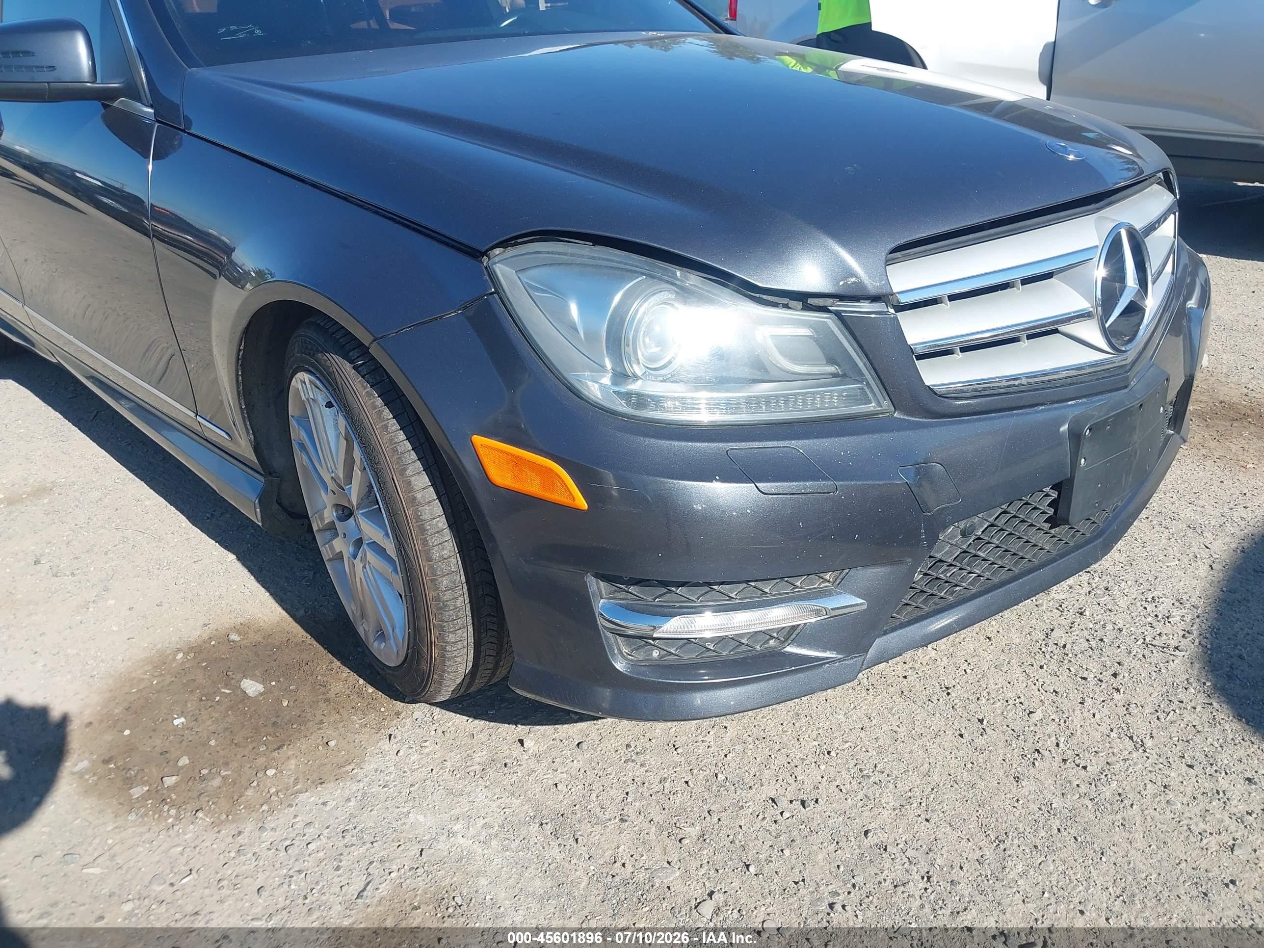 2013 Mercedes-benz C 250 Sport Серый vin: WDDGF4HB0DR273781
