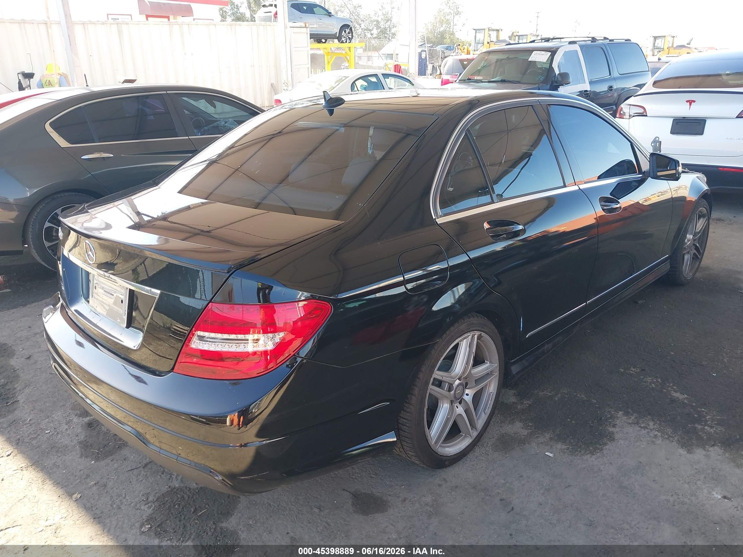 2013 Mercedes-benz C 250 Sport Черный vin: WDDGF4HB0DR295568