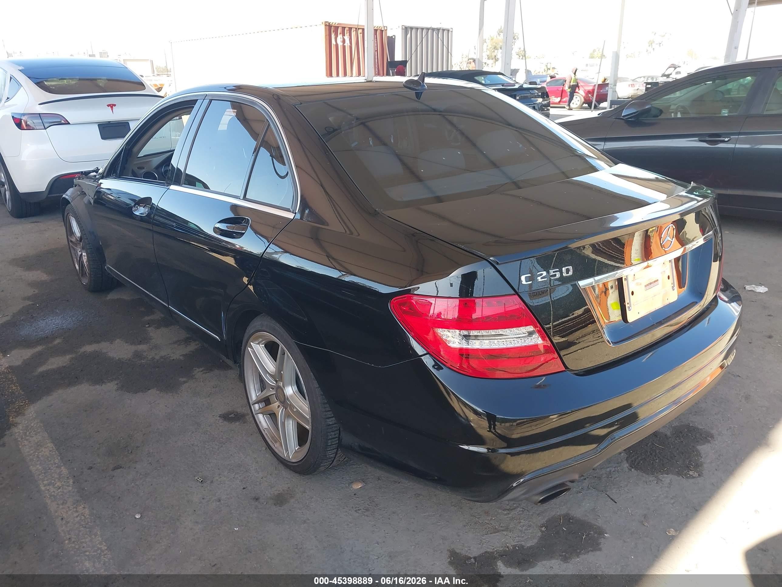 2013 Mercedes-benz C 250 Sport Черный vin: WDDGF4HB0DR295568