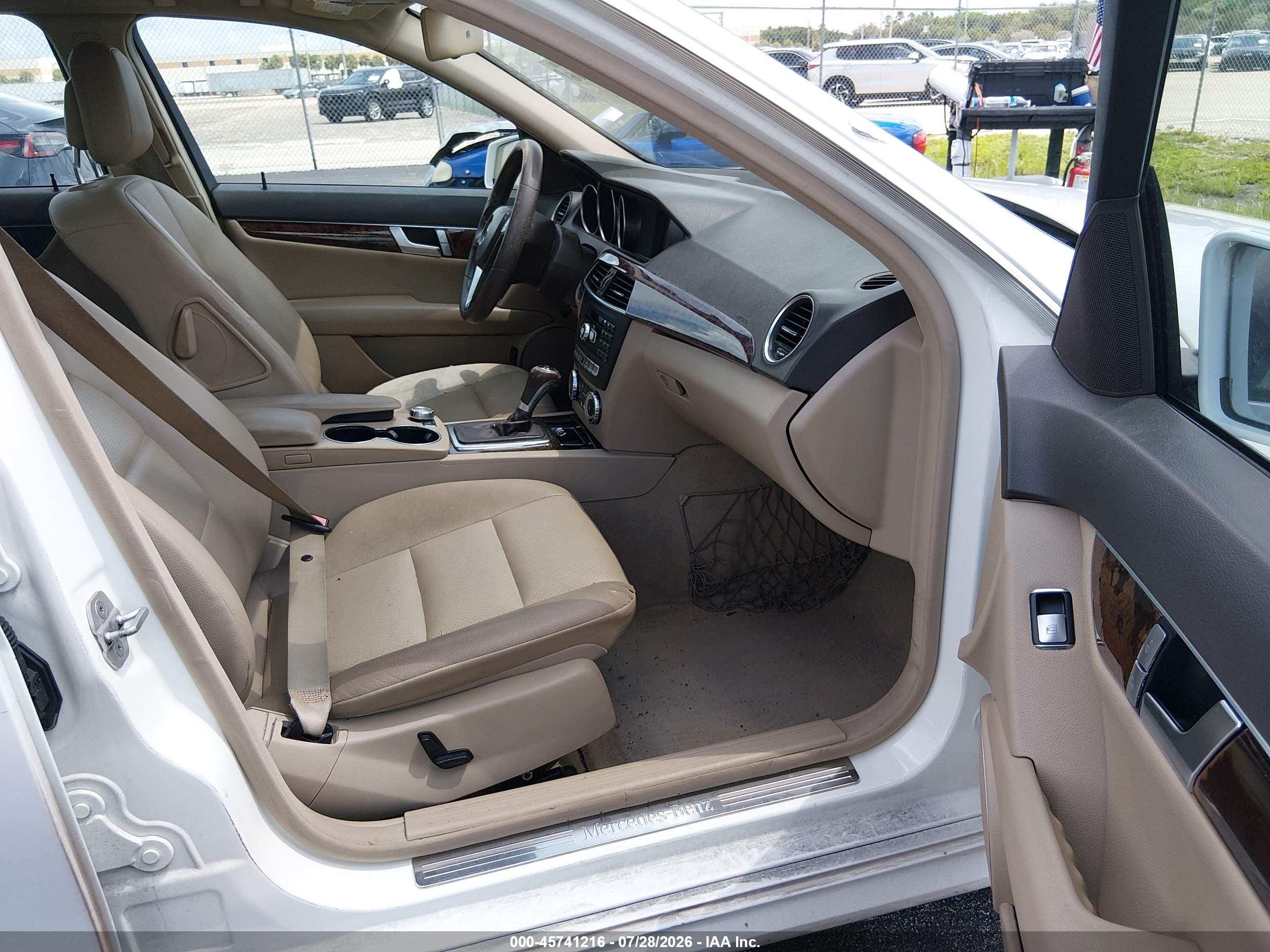 2014 Mercedes-benz C 250 Sport White vin: WDDGF4HB0EA937271