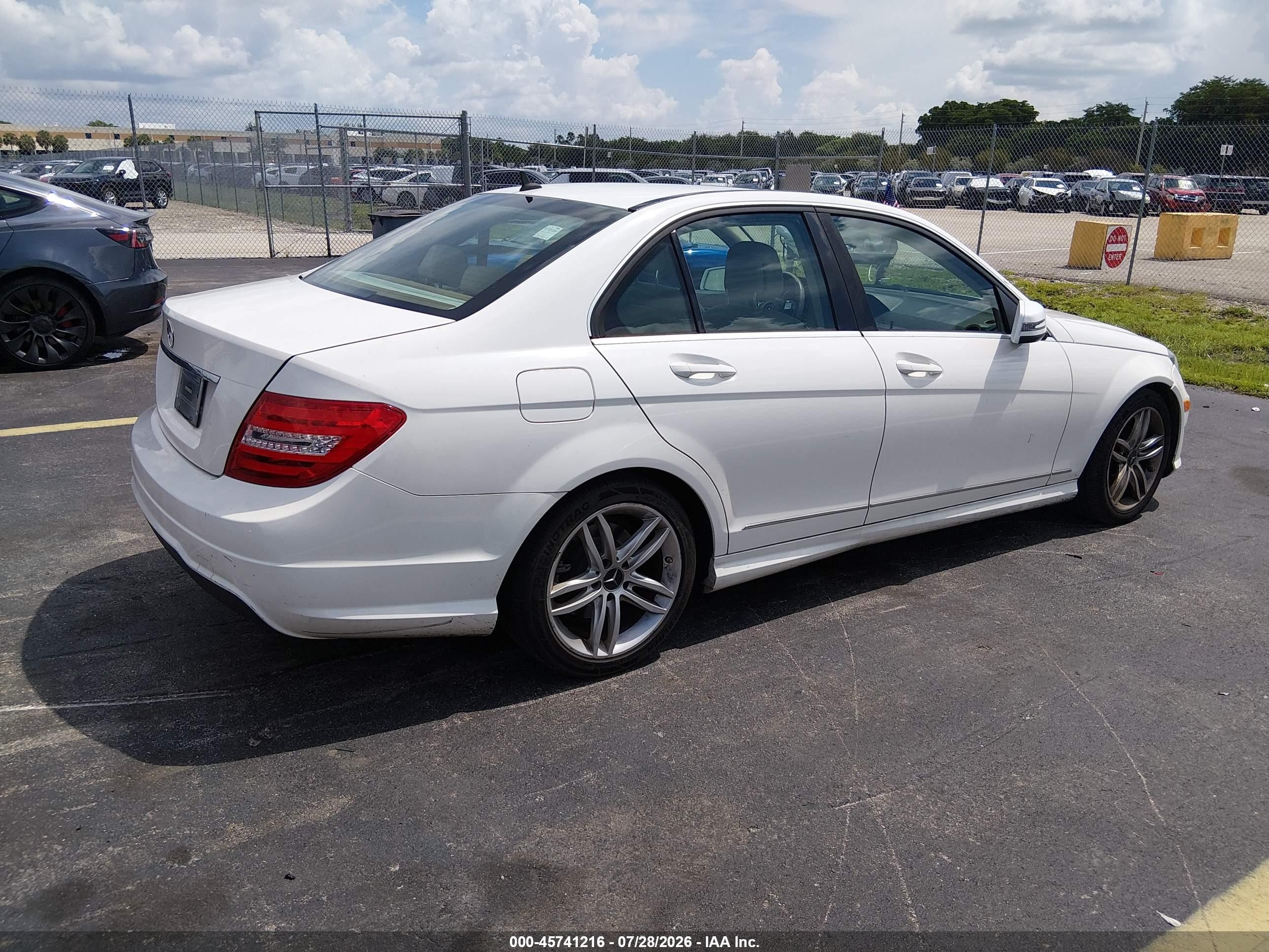 2014 Mercedes-benz C 250 Sport White vin: WDDGF4HB0EA937271