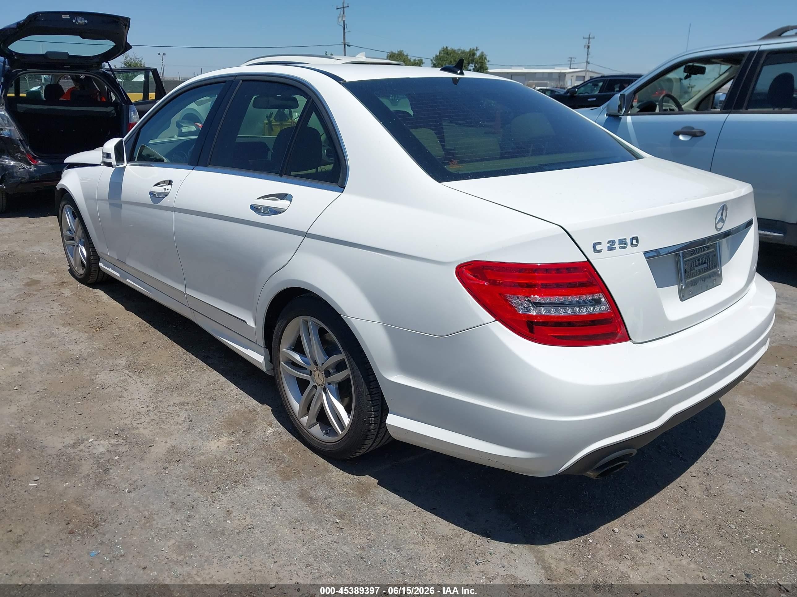 2014 Mercedes-benz C 250 Sport White vin: WDDGF4HB0EG245184