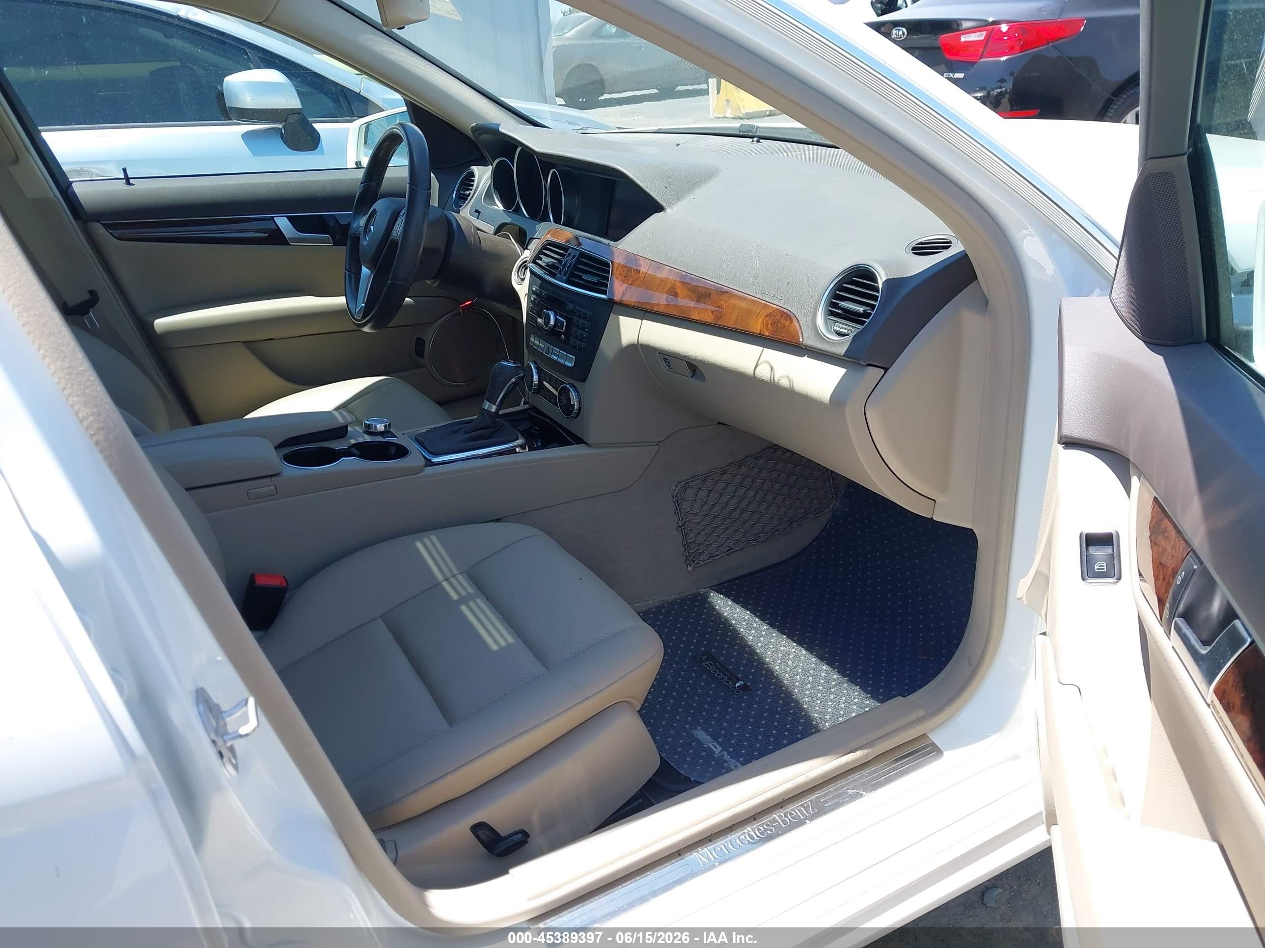2014 Mercedes-benz C 250 Sport White vin: WDDGF4HB0EG245184