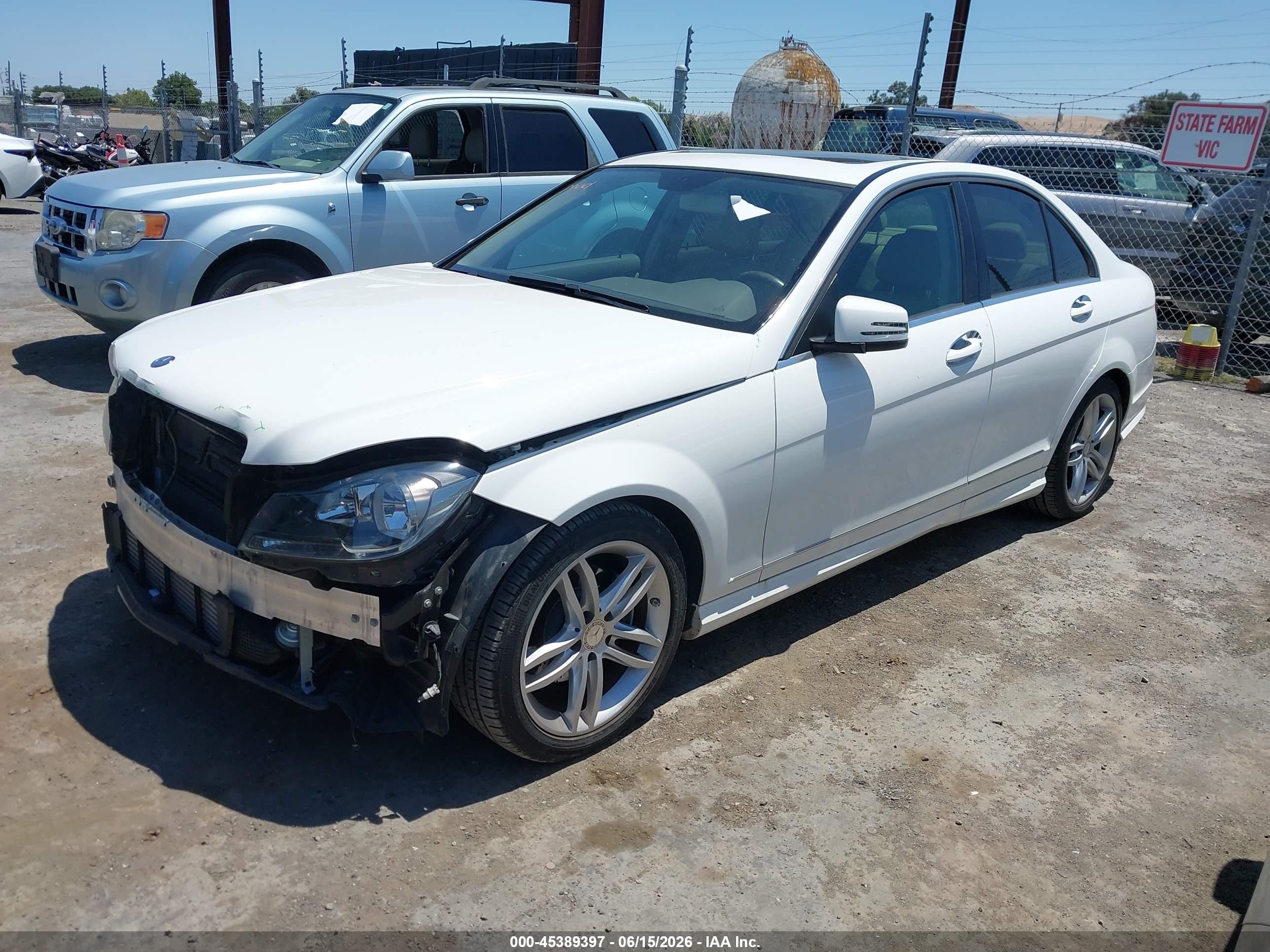 2014 Mercedes-benz C 250 Sport White vin: WDDGF4HB0EG245184