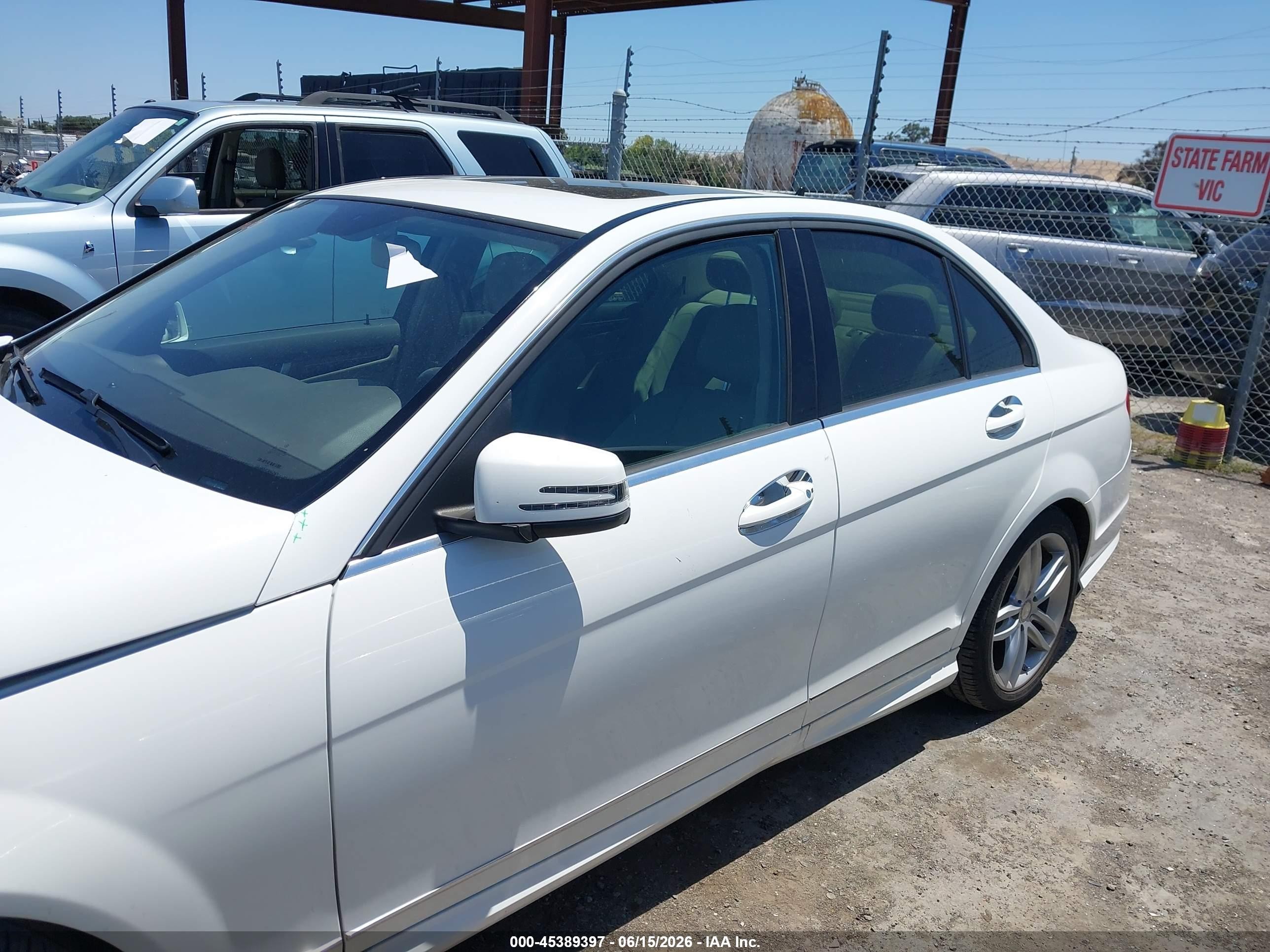 2014 Mercedes-benz C 250 Sport White vin: WDDGF4HB0EG245184