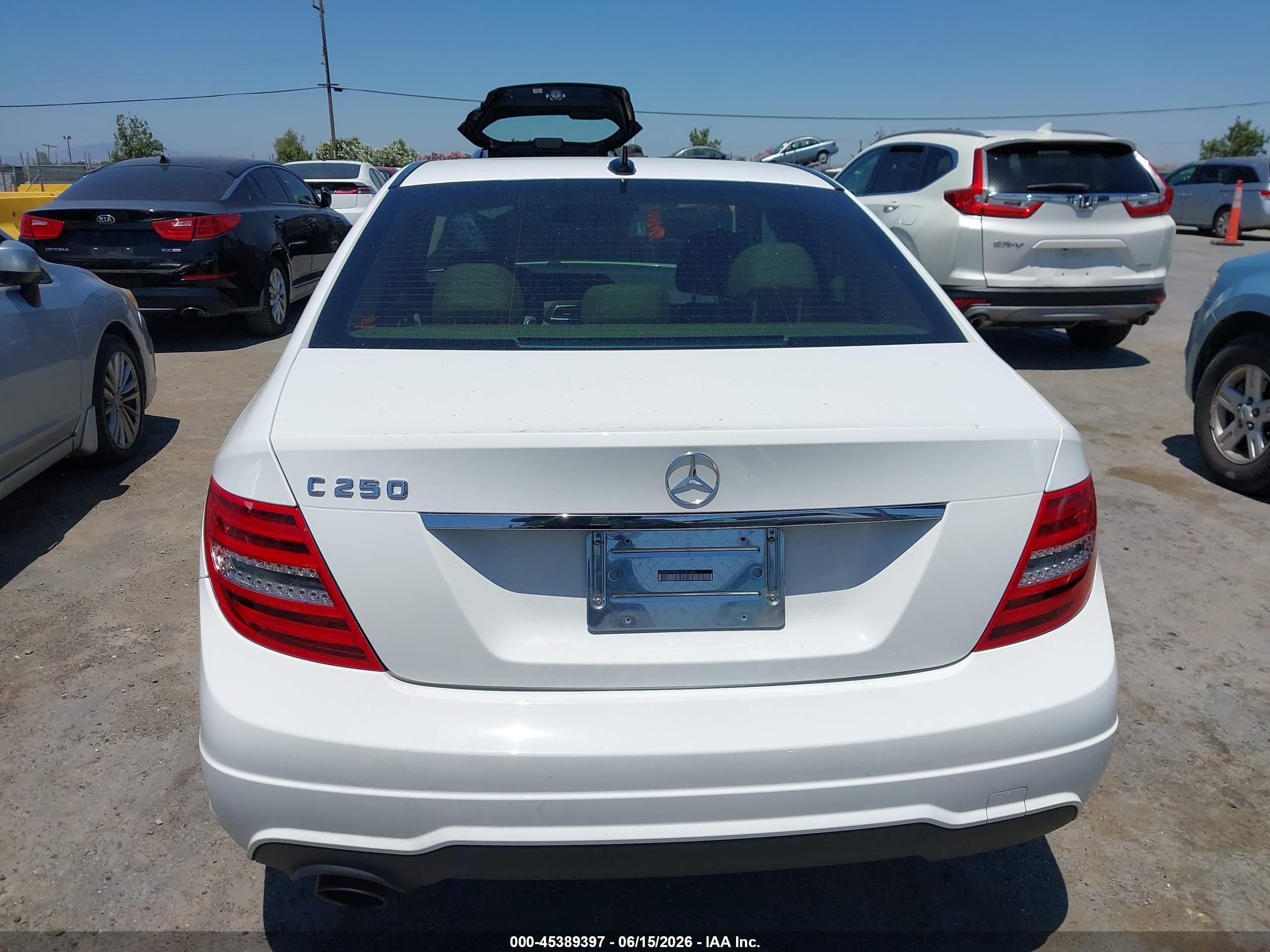2014 Mercedes-benz C 250 Sport White vin: WDDGF4HB0EG245184