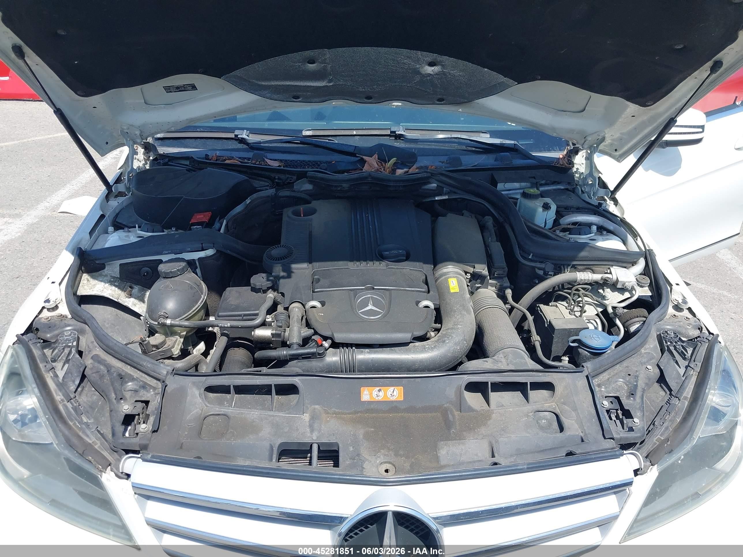 2012 Mercedes-benz C 250 Sport Белый vin: WDDGF4HB1CR200806