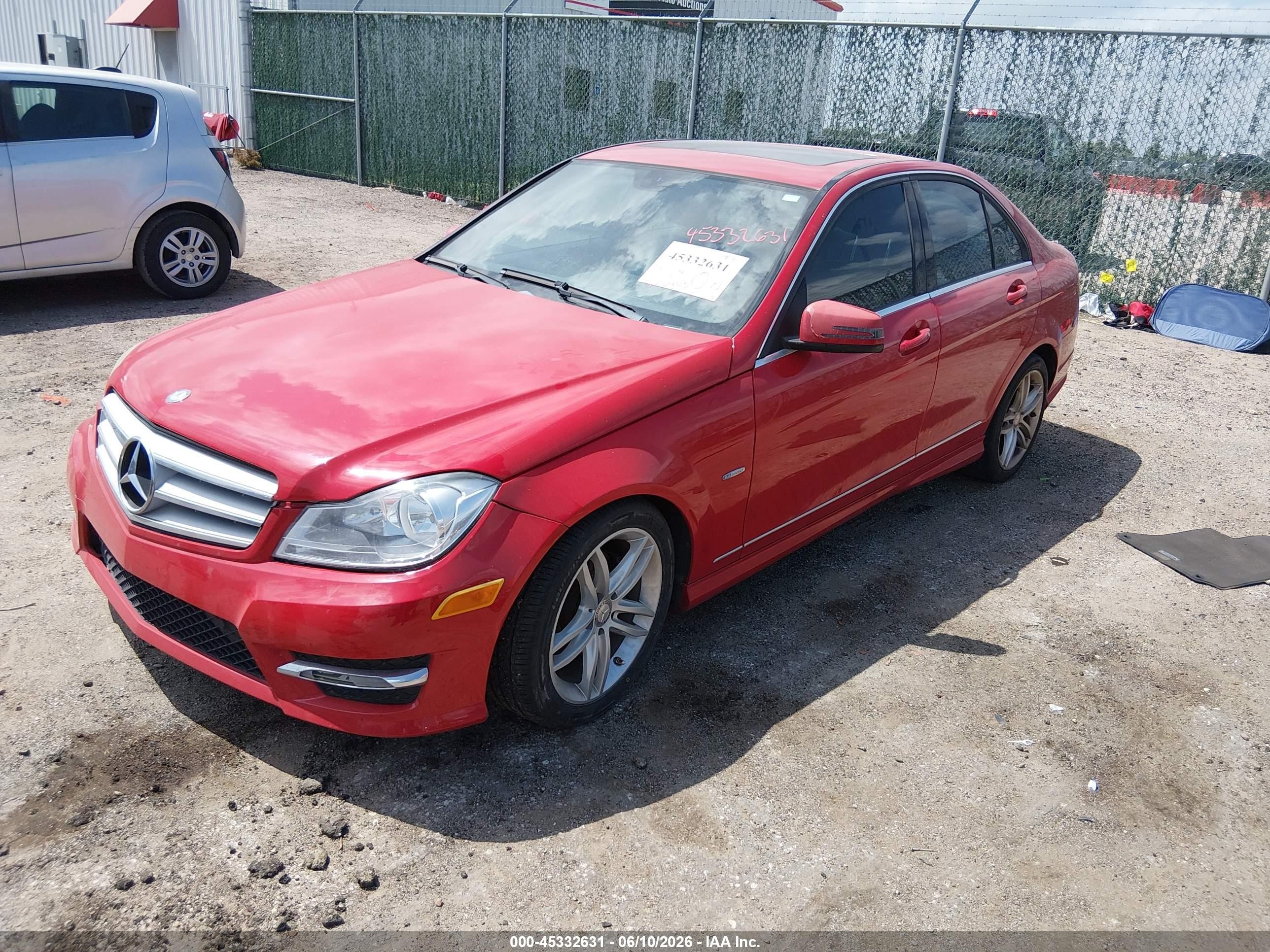 2012 Mercedes-benz C 250 Sport Красный vin: WDDGF4HB1CR219467