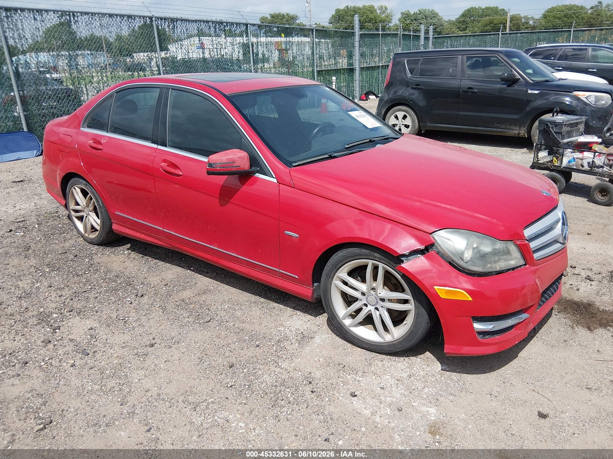 2012 Mercedes-benz C 250 Sport Красный vin: WDDGF4HB1CR219467