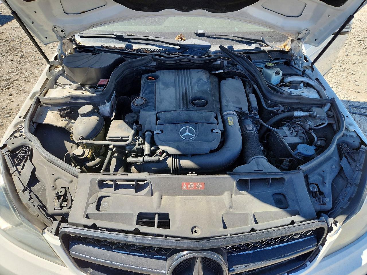 2013 Mercedes-benz C 250 White vin: WDDGF4HB1DA835945