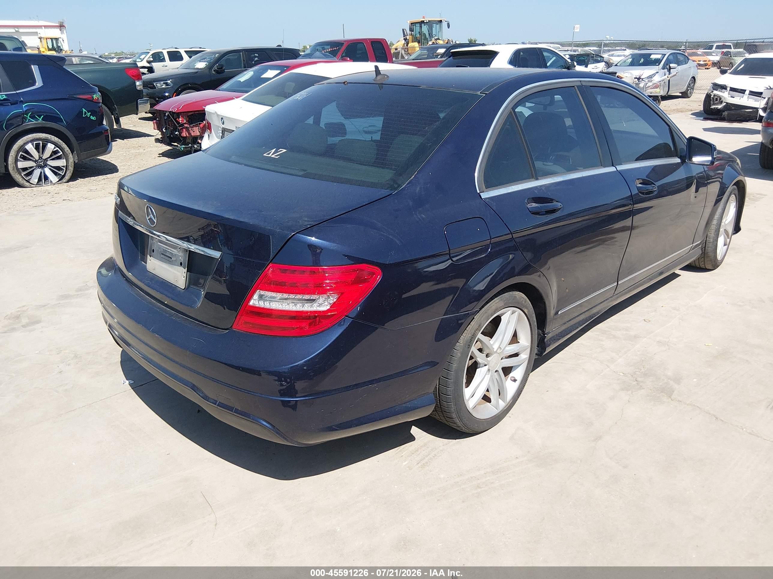 2013 Mercedes-benz C 250 Sport Синий vin: WDDGF4HB1DA863261