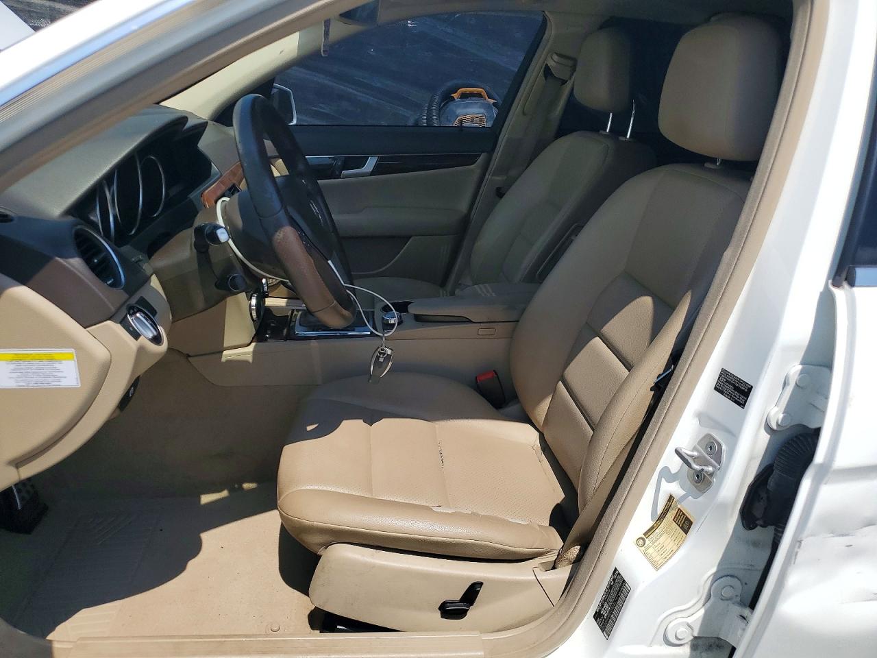 2013 Mercedes-benz C 250 White vin: WDDGF4HB1DR246797