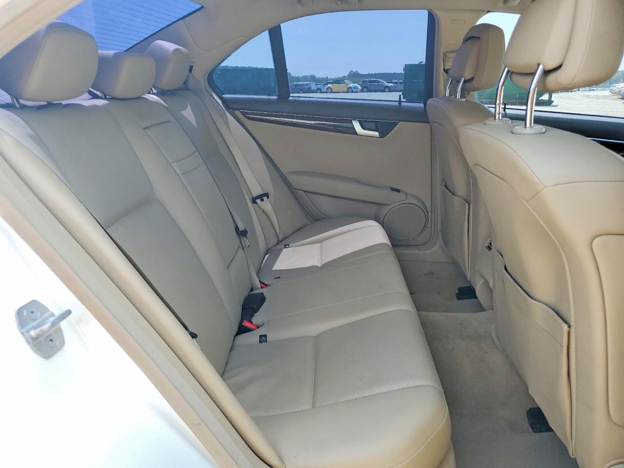 2013 Mercedes-benz C 250 White vin: WDDGF4HB1DR246797