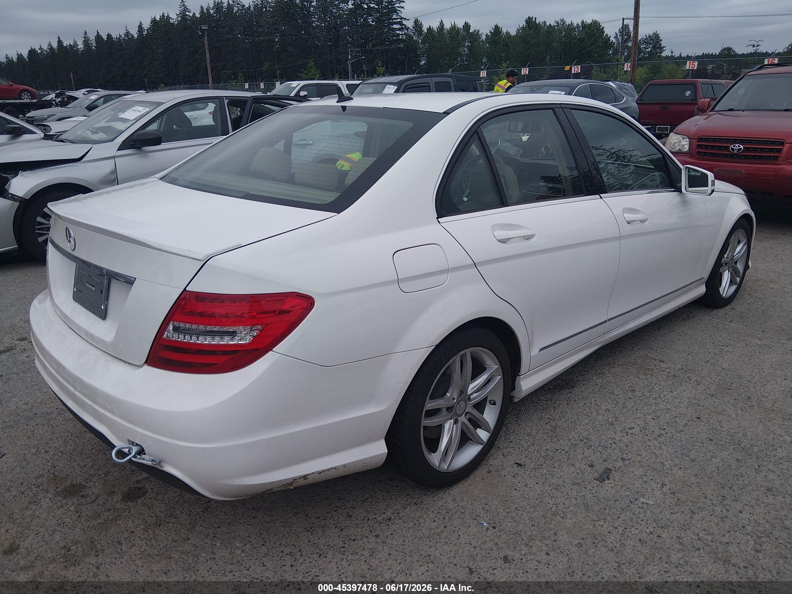 2013 Mercedes-benz C 250 Sport White vin: WDDGF4HB1DR251028