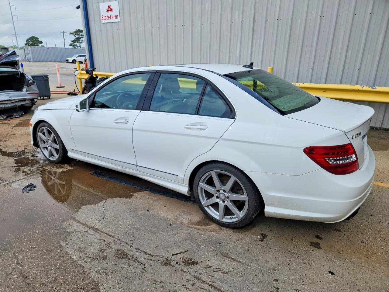 2014 Mercedes-benz C 250 White vin: WDDGF4HB1EA964379
