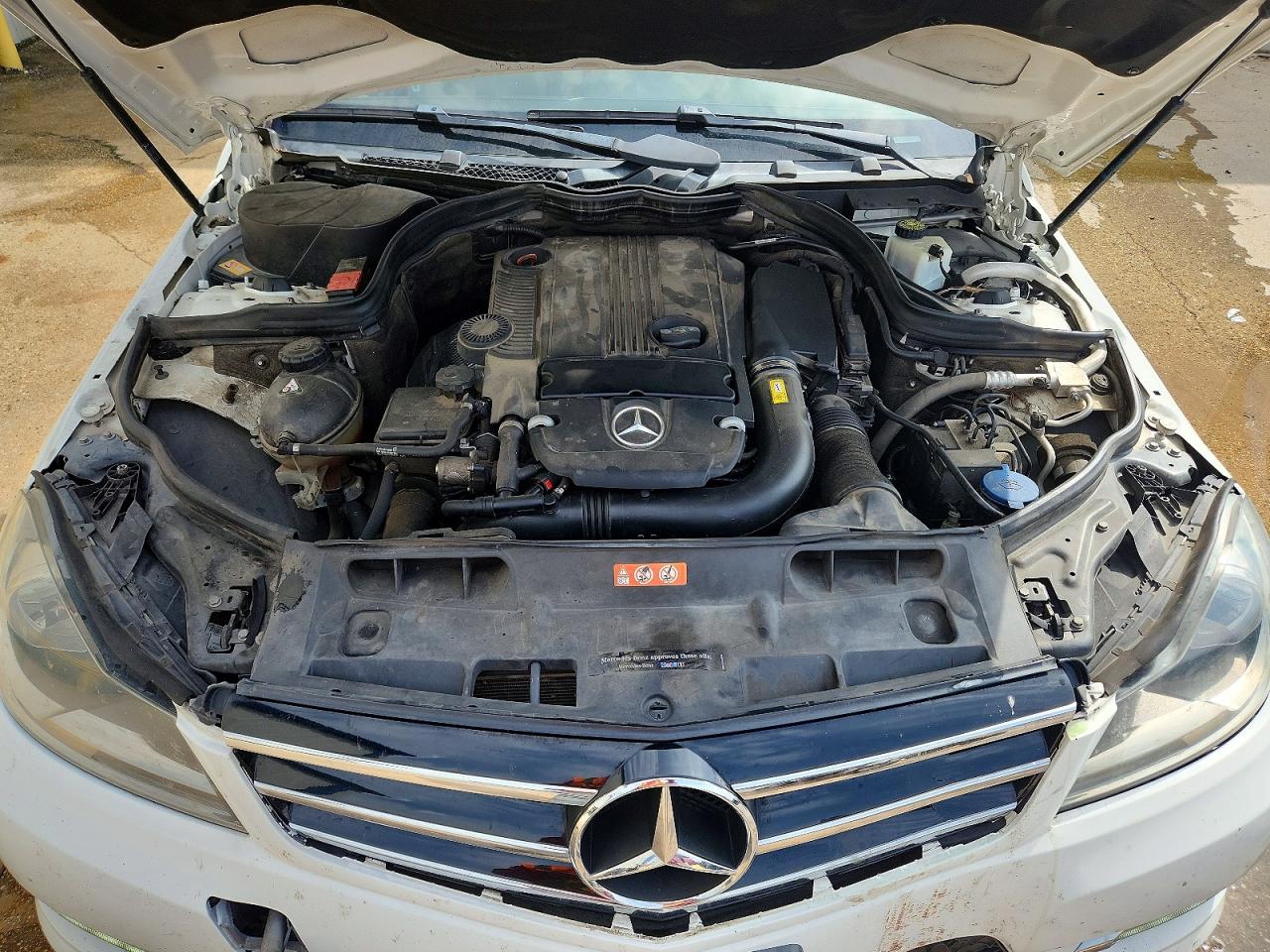 2014 Mercedes-benz C 250 White vin: WDDGF4HB1EA964379