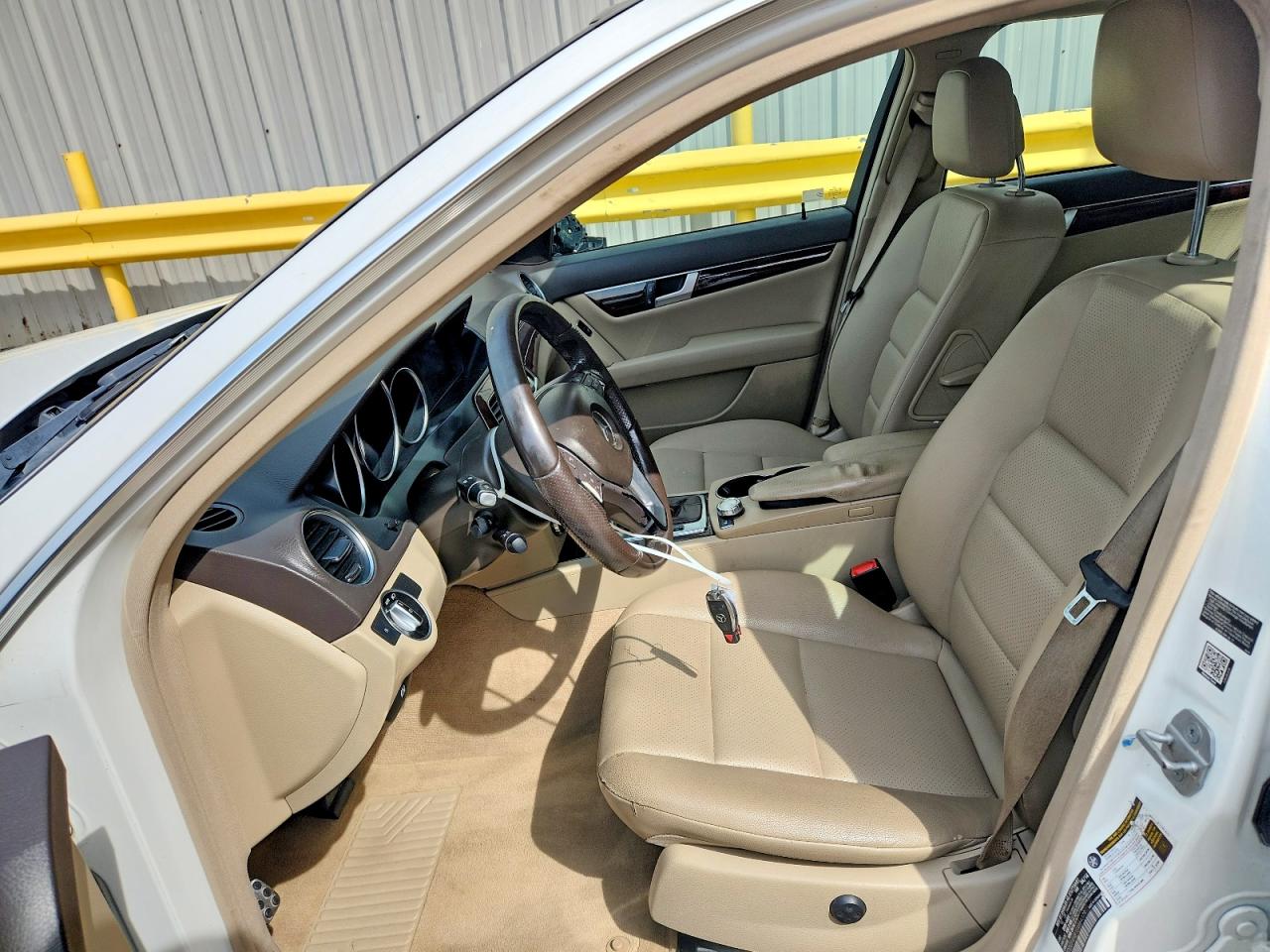 2014 Mercedes-benz C 250 White vin: WDDGF4HB1EA964379