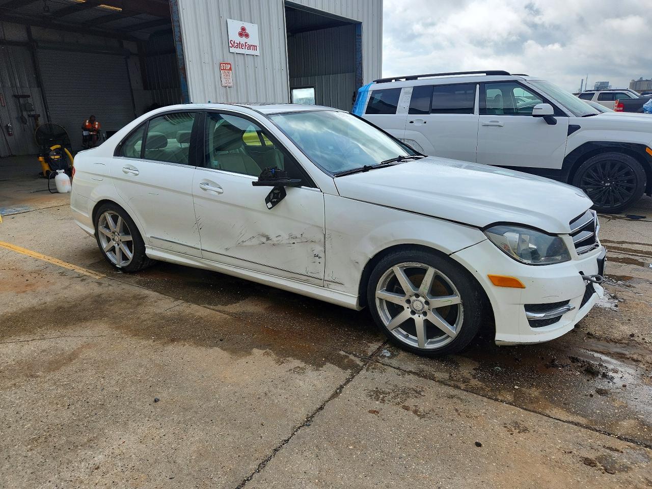 2014 Mercedes-benz C 250 White vin: WDDGF4HB1EA964379