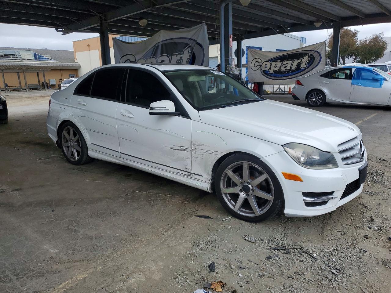 2014 Mercedes-benz C 250 White vin: WDDGF4HB1EG244318