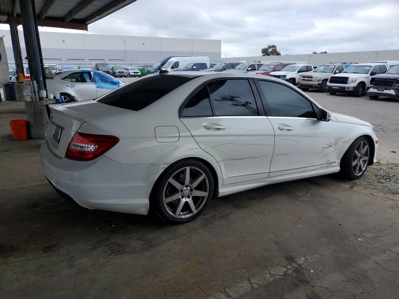 2014 Mercedes-benz C 250 White vin: WDDGF4HB1EG244318