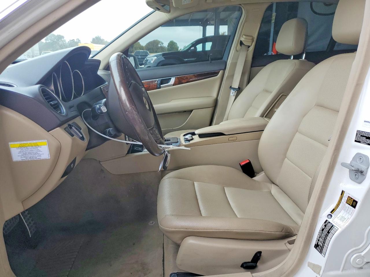 2014 Mercedes-benz C 250 White vin: WDDGF4HB1EG244318