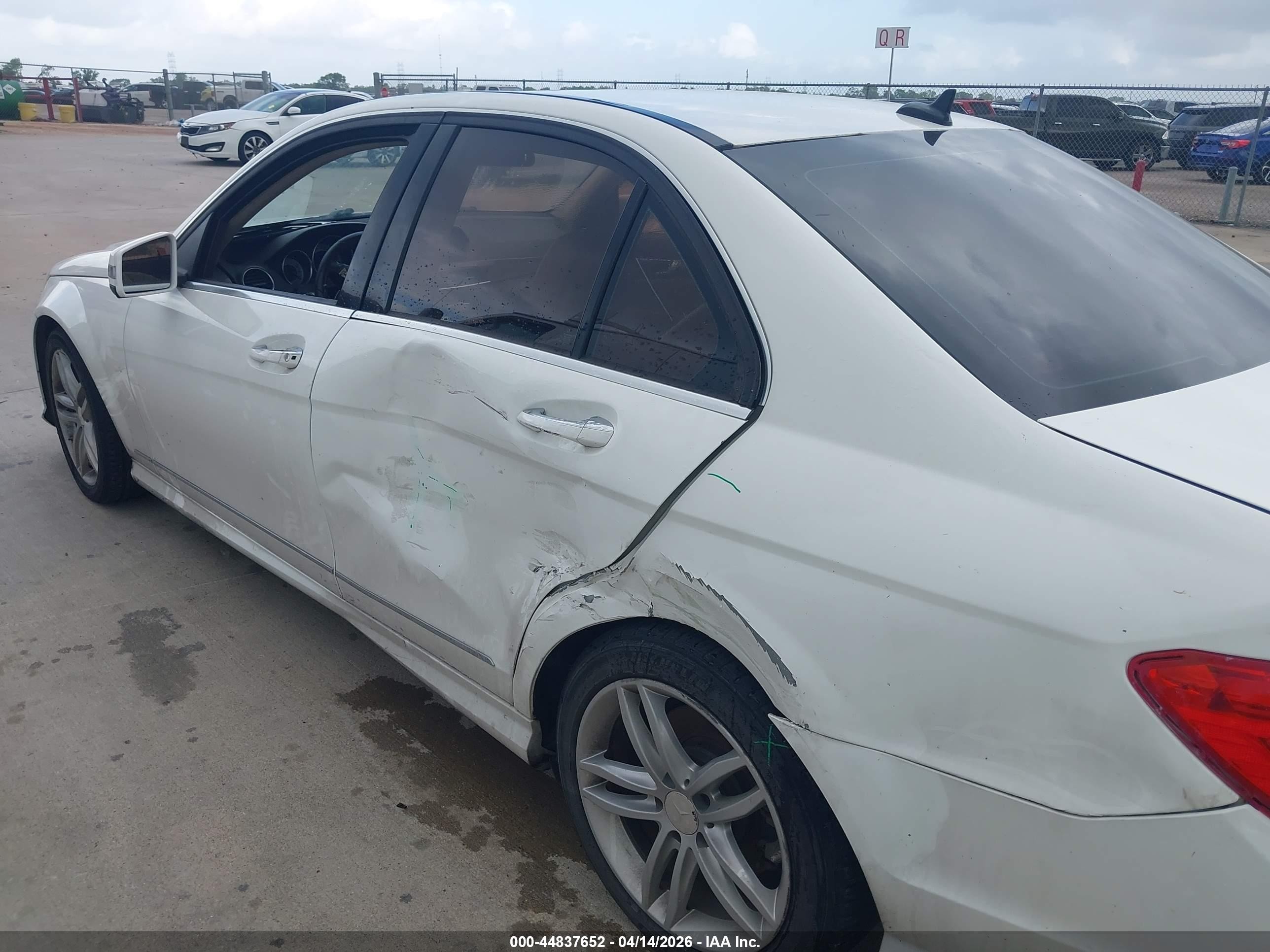 2014 Mercedes-benz C 250 Sport Белый vin: WDDGF4HB1EG250961