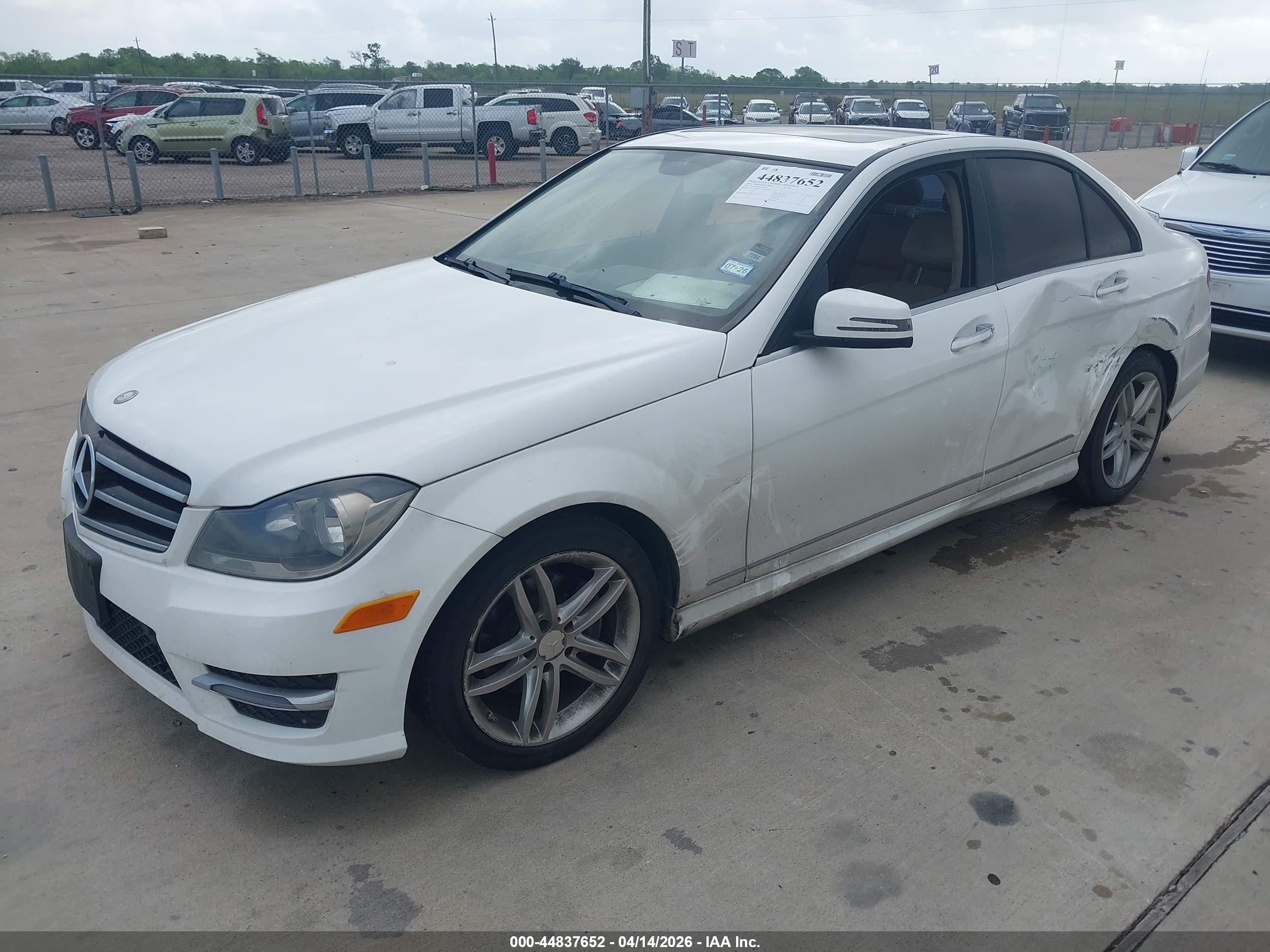 2014 Mercedes-benz C 250 Sport Белый vin: WDDGF4HB1EG250961