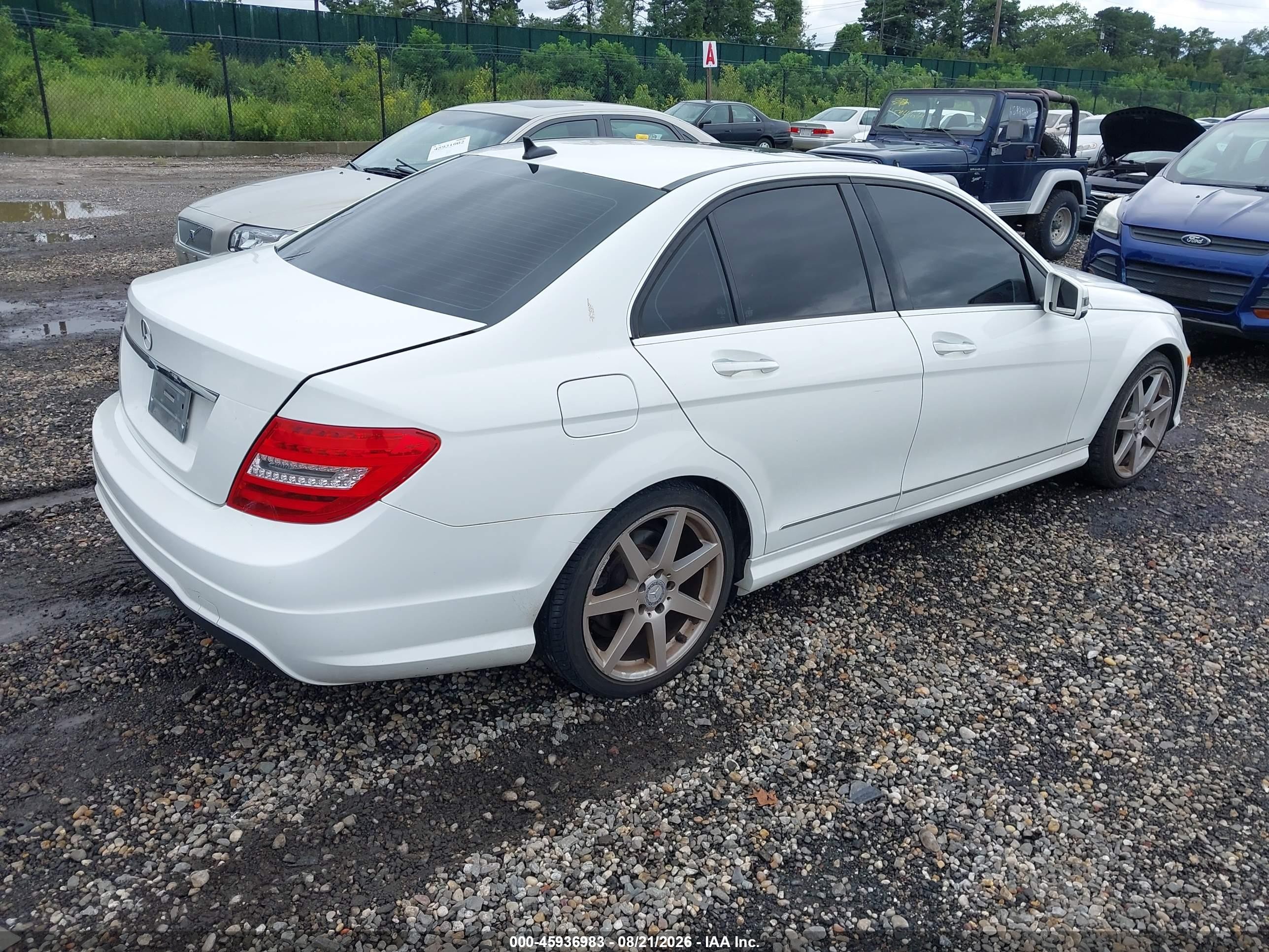 2014 Mercedes-benz C 250 Sport Белый vin: WDDGF4HB1EG257201