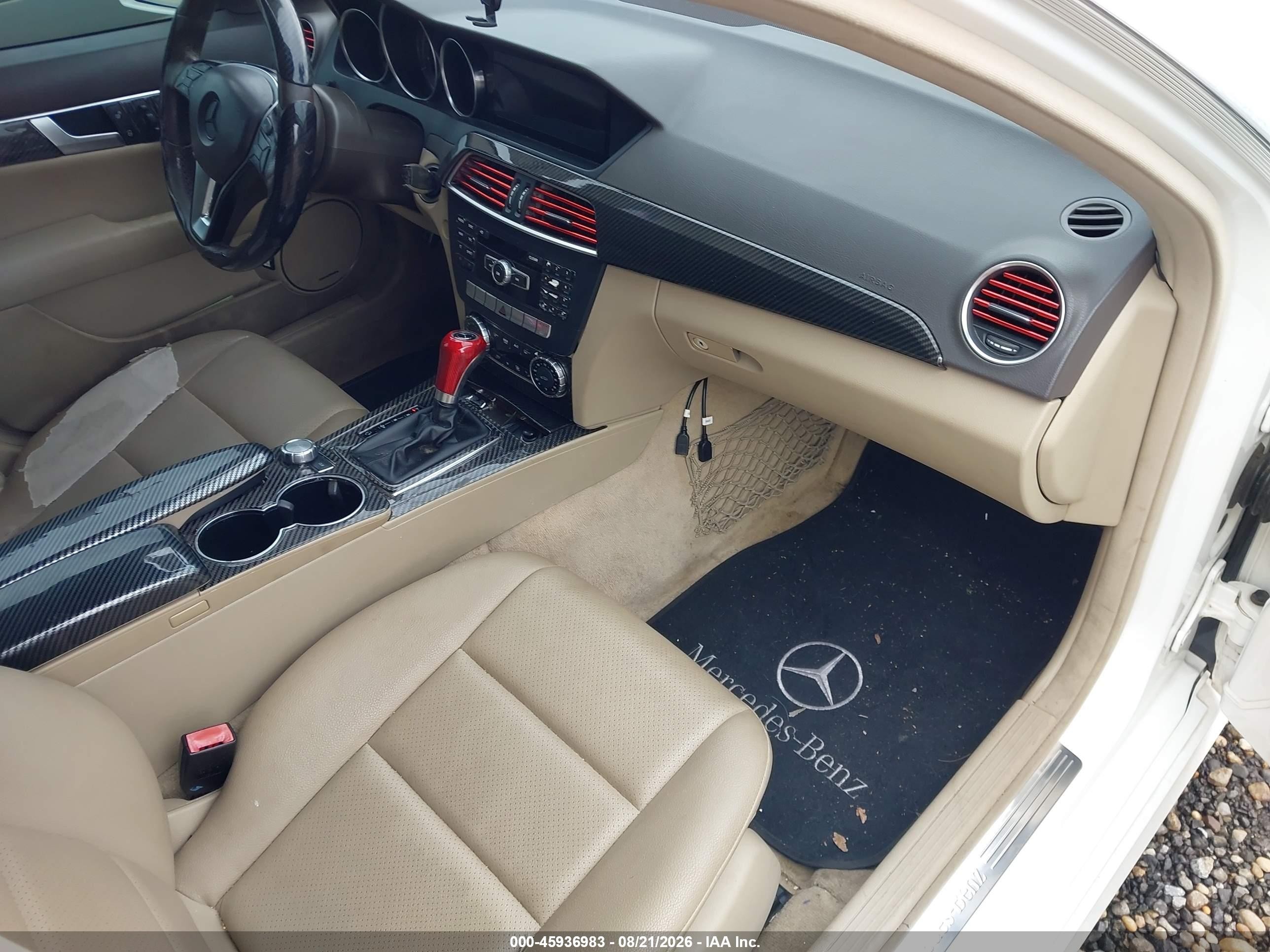2014 Mercedes-benz C 250 Sport Белый vin: WDDGF4HB1EG257201