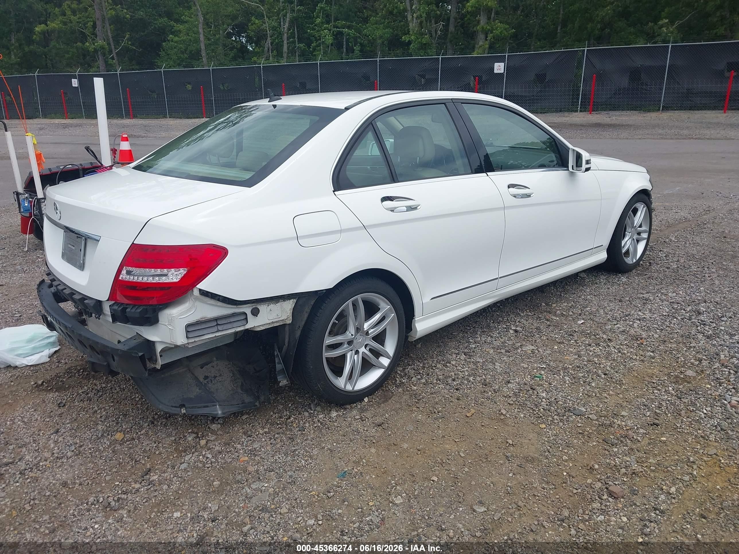 2014 Mercedes-benz C 250 Sport White vin: WDDGF4HB1ER310967