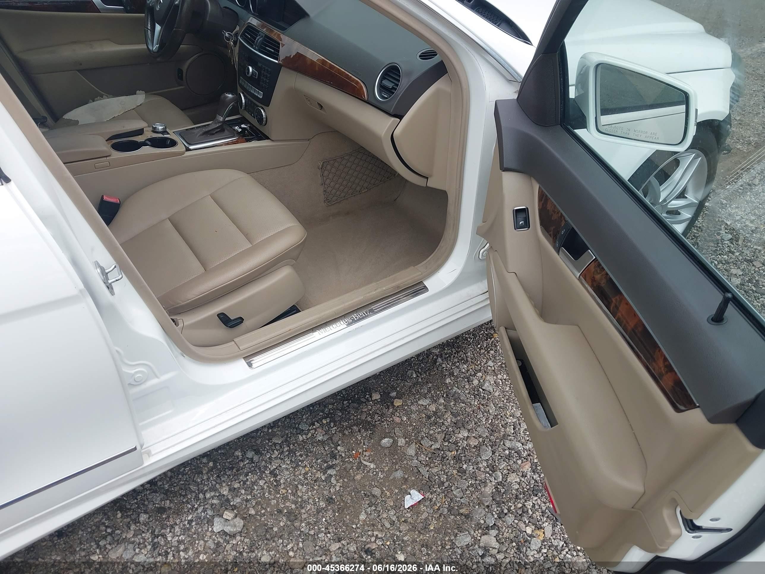 2014 Mercedes-benz C 250 Sport White vin: WDDGF4HB1ER310967