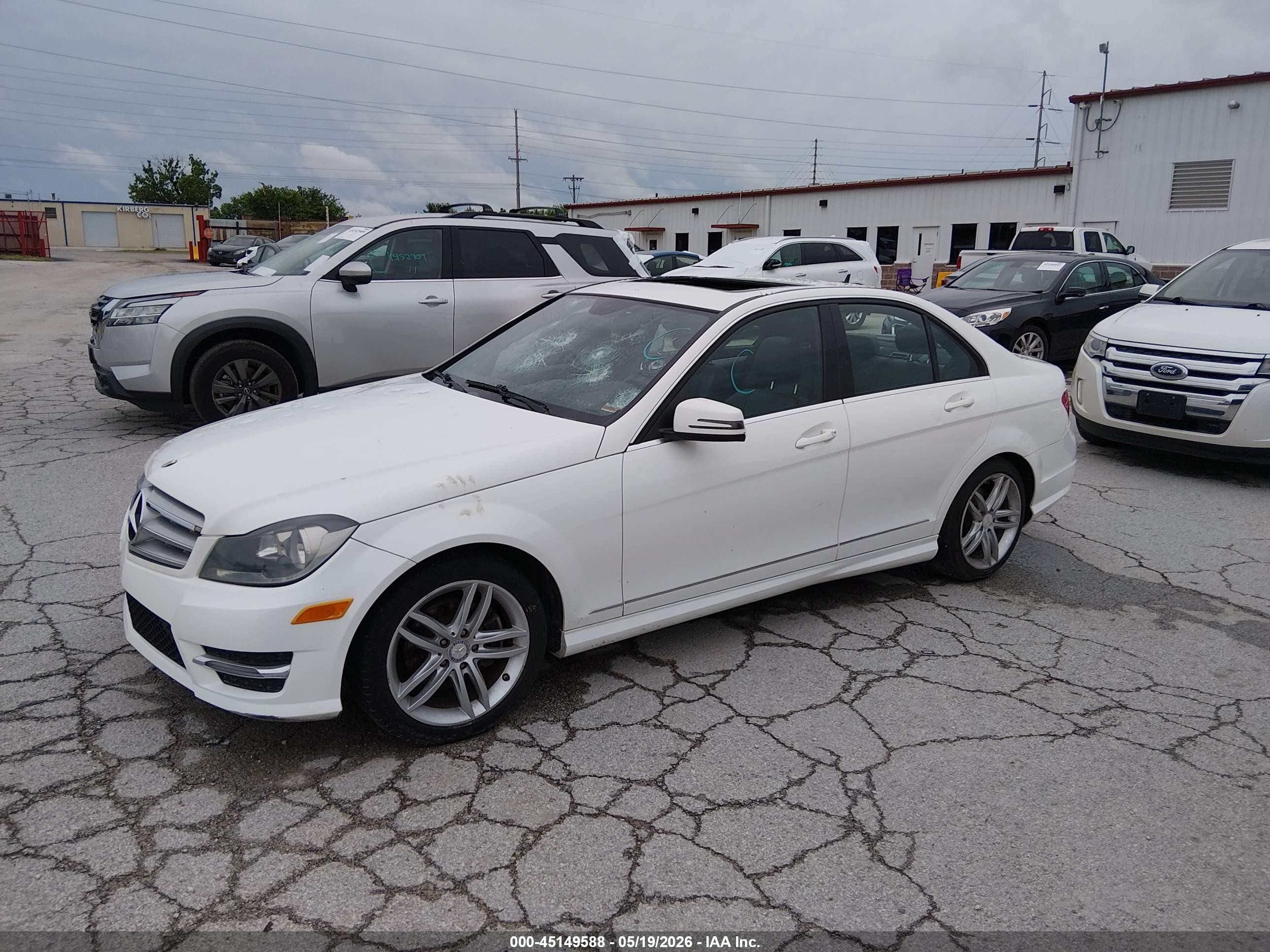 2013 Mercedes-benz C 250 Sport Белый vin: WDDGF4HB2DA788196