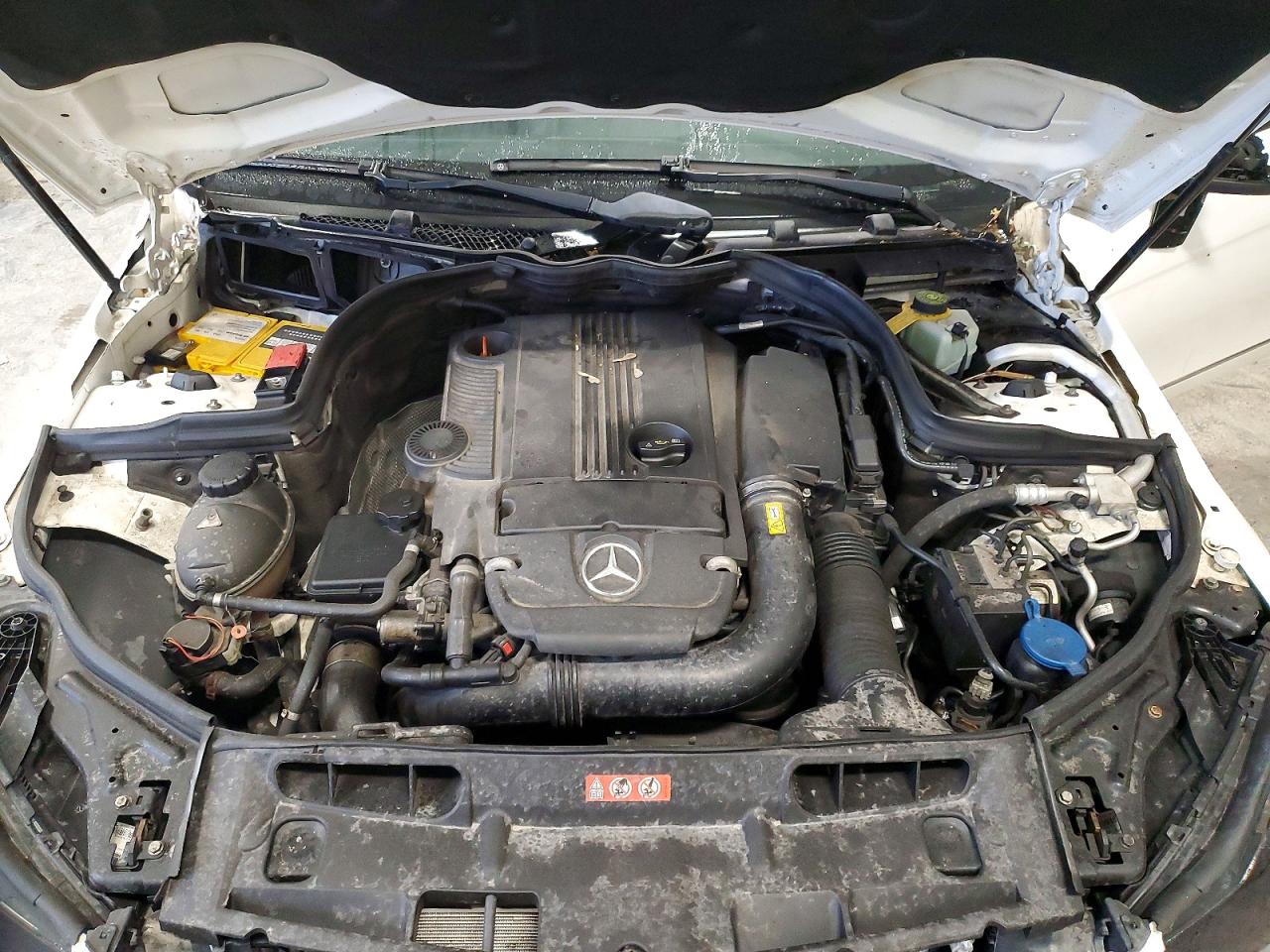 2013 Mercedes-benz C 250 White vin: WDDGF4HB2DA803490