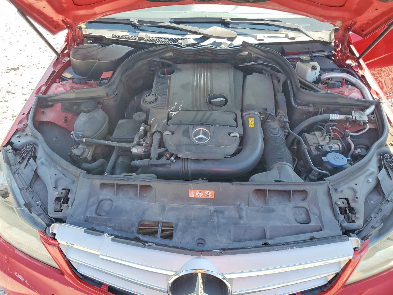 2013 Mercedes-benz C 250 Red vin: WDDGF4HB2DR266427