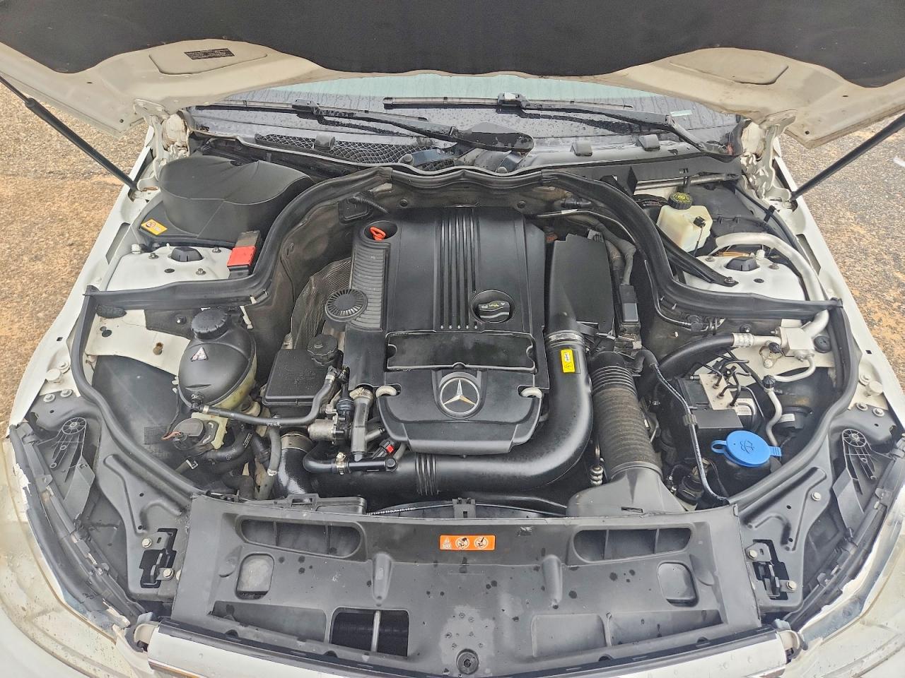 2013 Mercedes-benz C 250 White vin: WDDGF4HB2DR296334