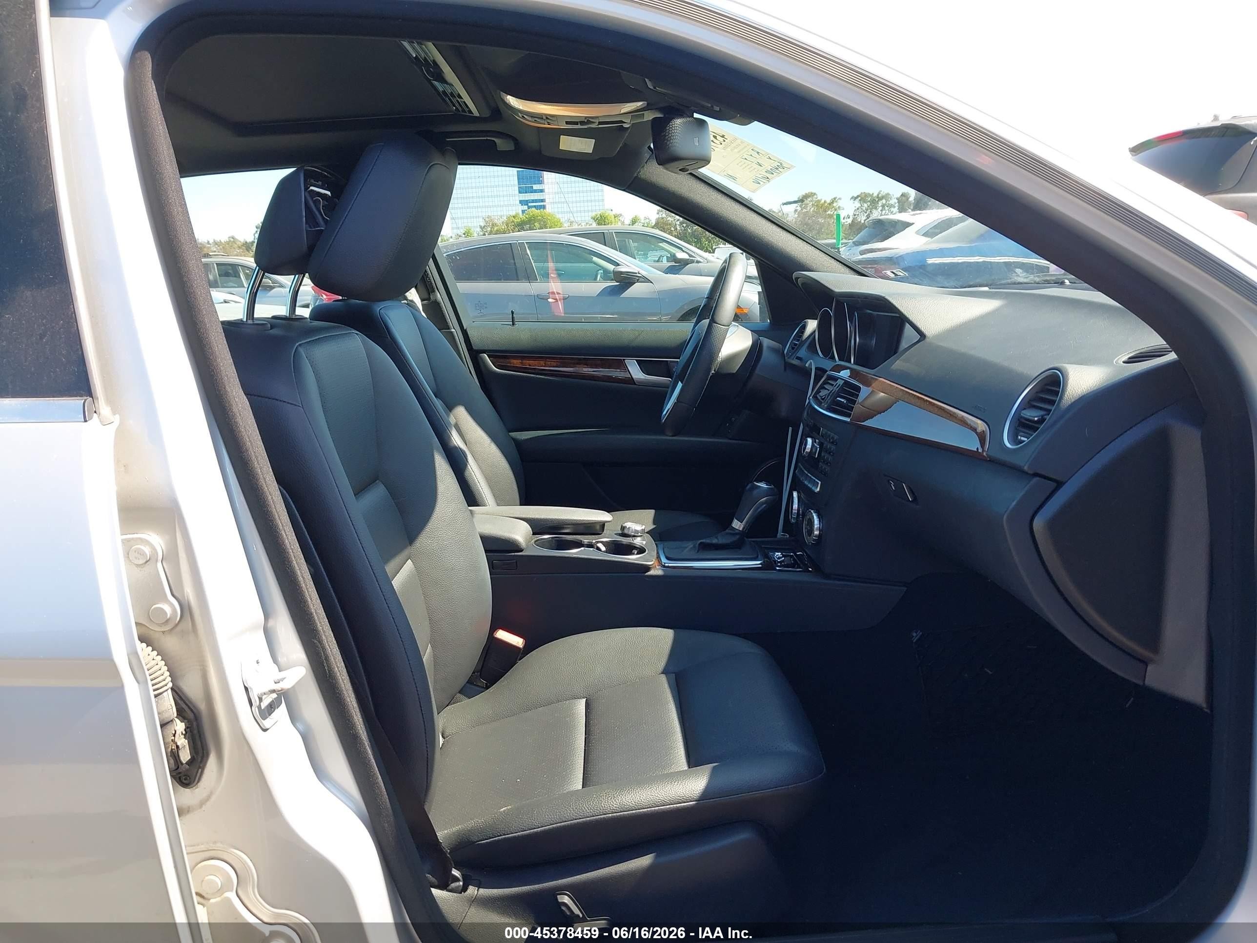 2014 Mercedes-benz C 250 Sport Серебряный vin: WDDGF4HB2EA960938
