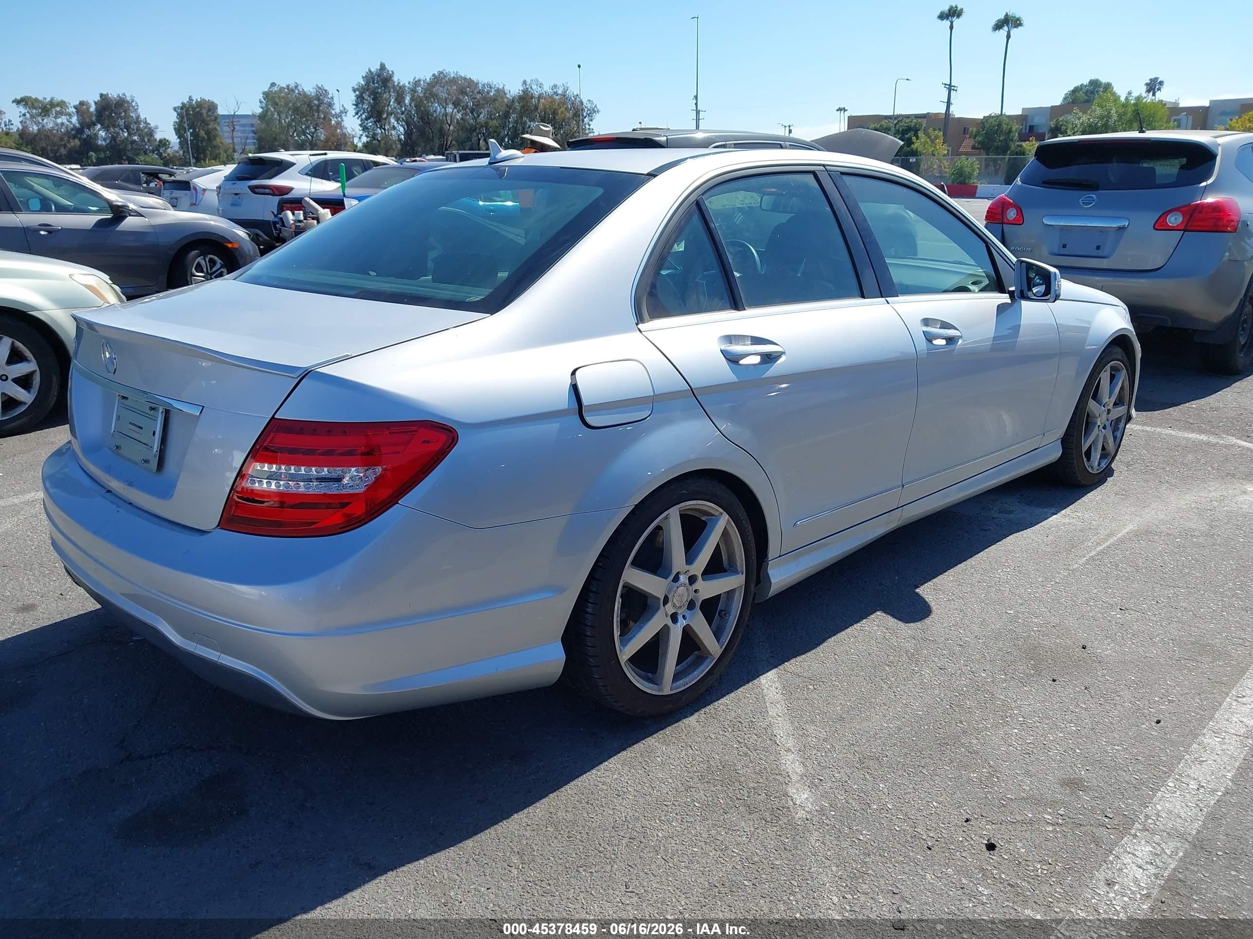 2014 Mercedes-benz C 250 Sport Серебряный vin: WDDGF4HB2EA960938