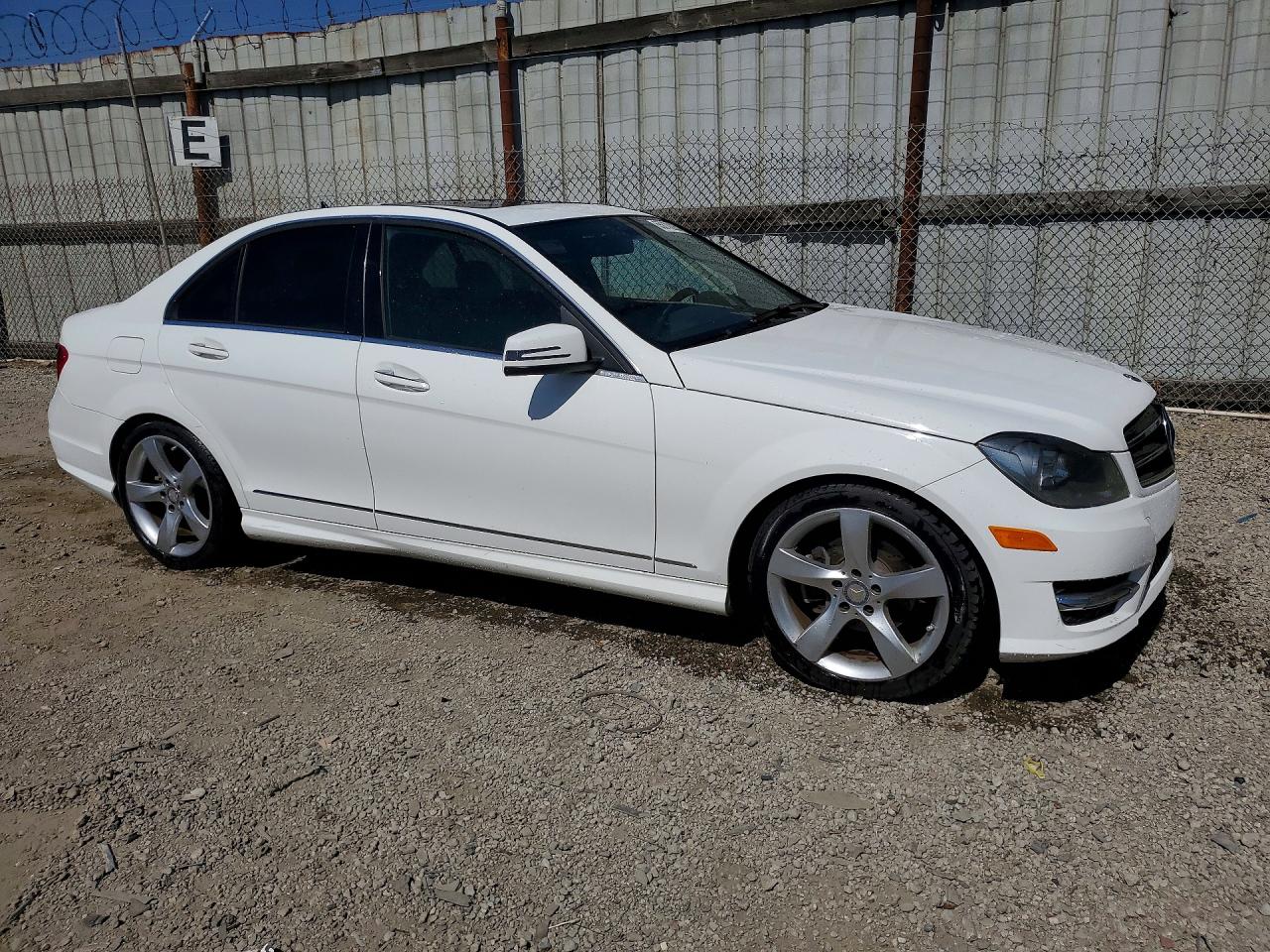 2014 Mercedes-benz C 250 White vin: WDDGF4HB2EA965606