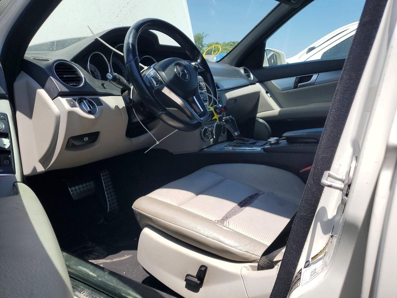 2014 Mercedes-benz C 250 White vin: WDDGF4HB2EA965606
