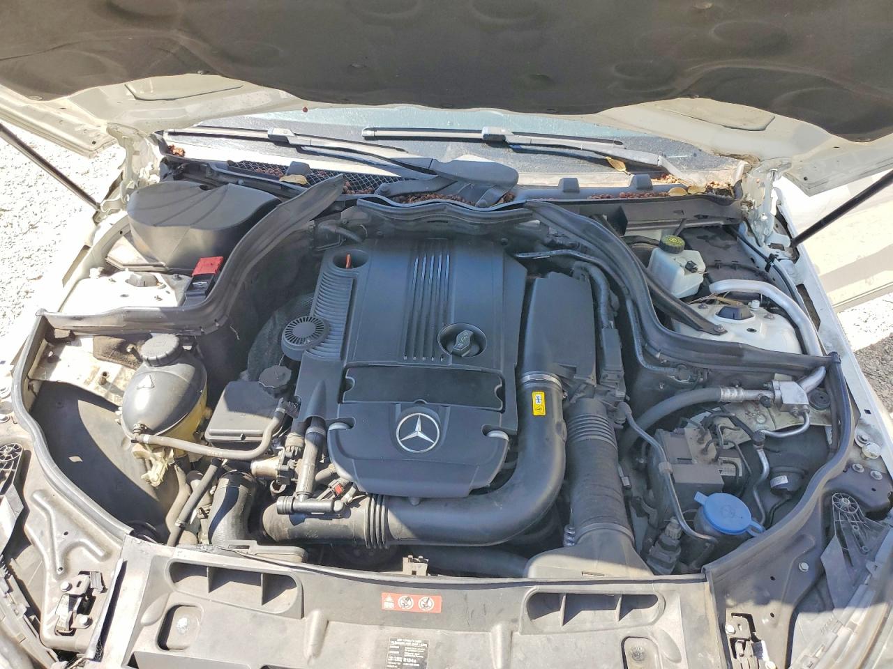 2014 Mercedes-benz C 250 White vin: WDDGF4HB2EA965606