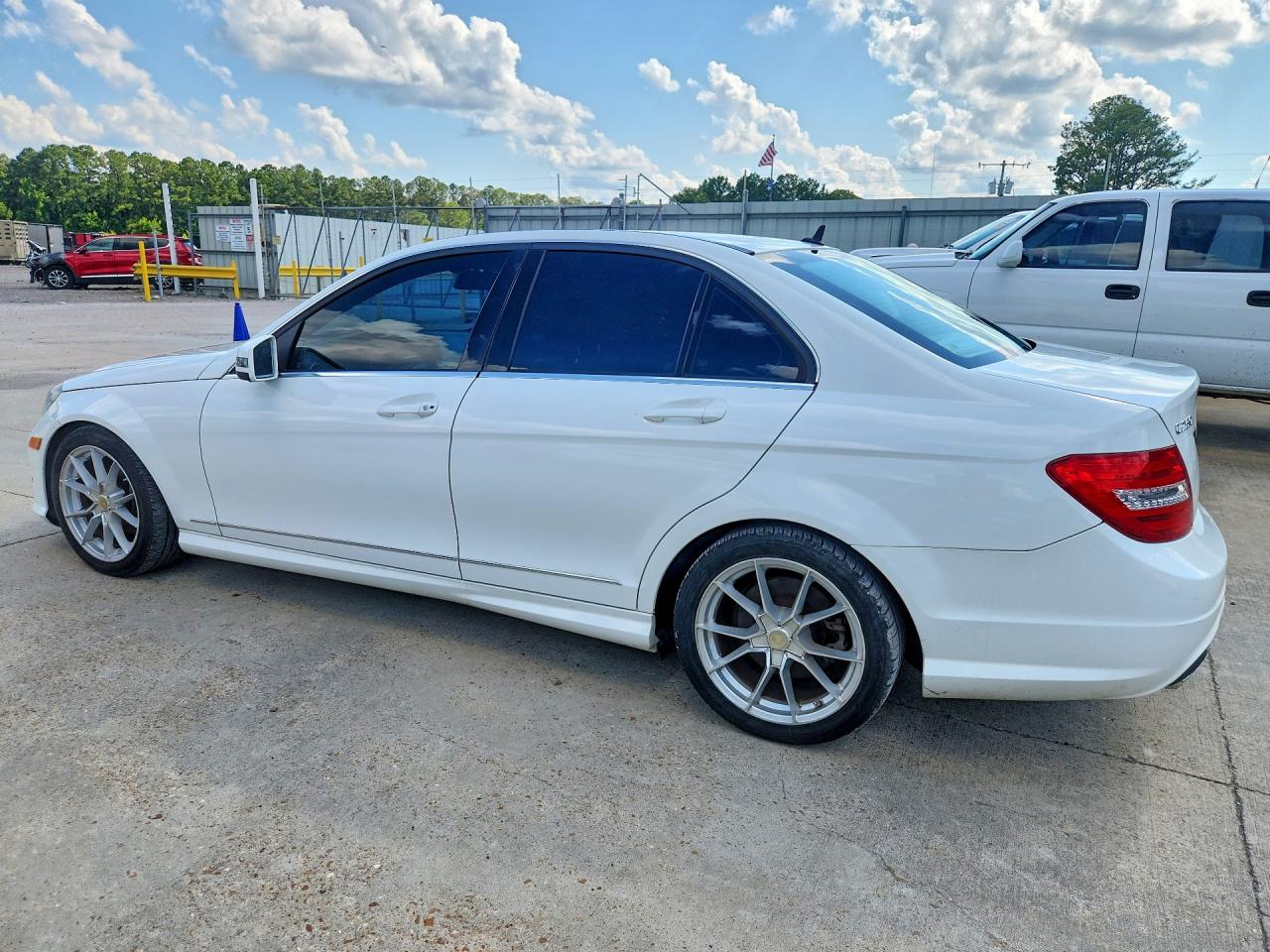 2014 Mercedes-benz C 250 Белый vin: WDDGF4HB2EG192522