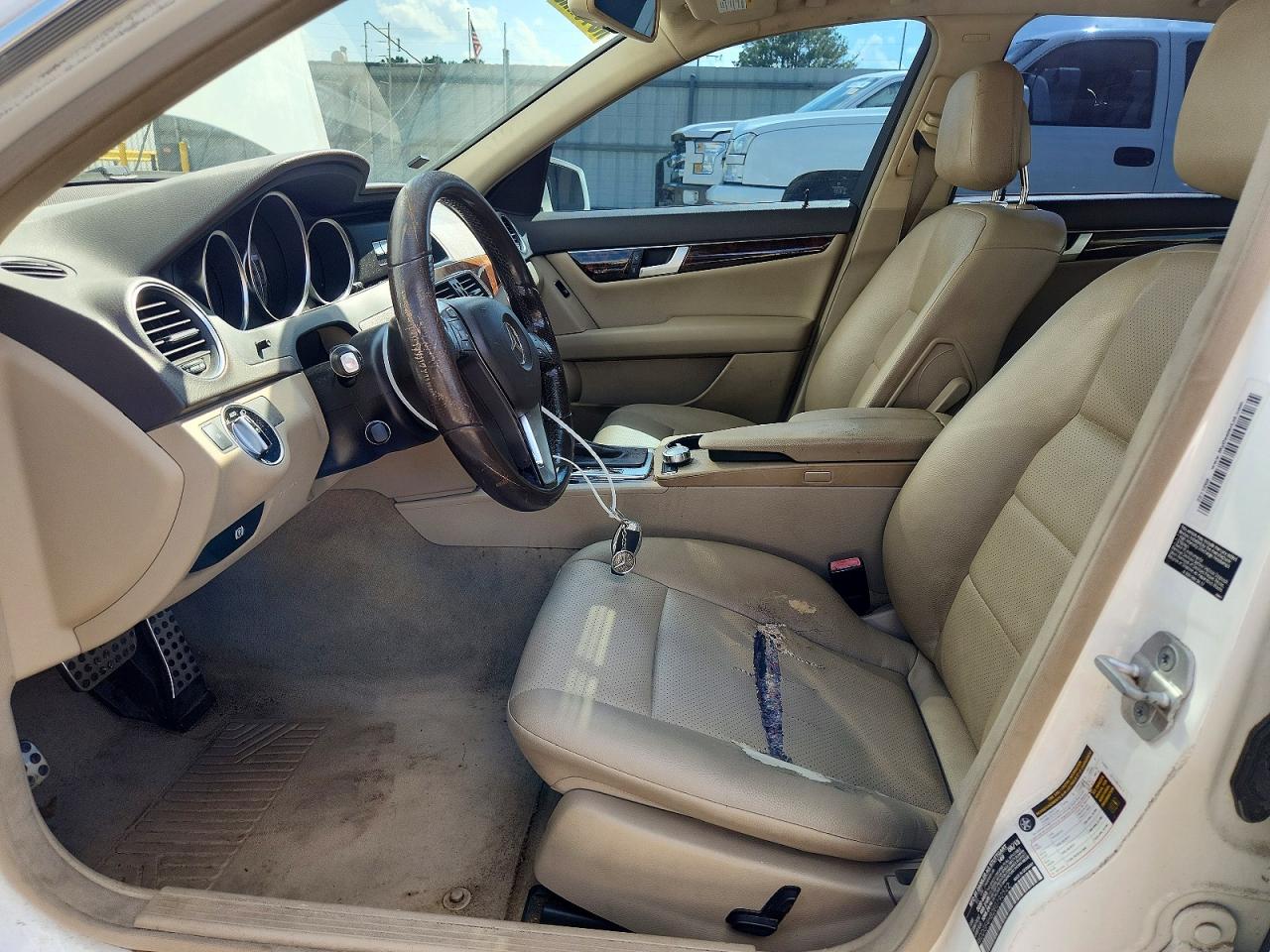 2014 Mercedes-benz C 250 Белый vin: WDDGF4HB2EG192522