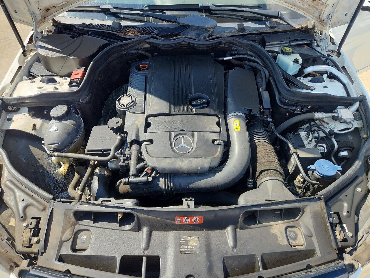 2014 Mercedes-benz C 250 Белый vin: WDDGF4HB2EG192522