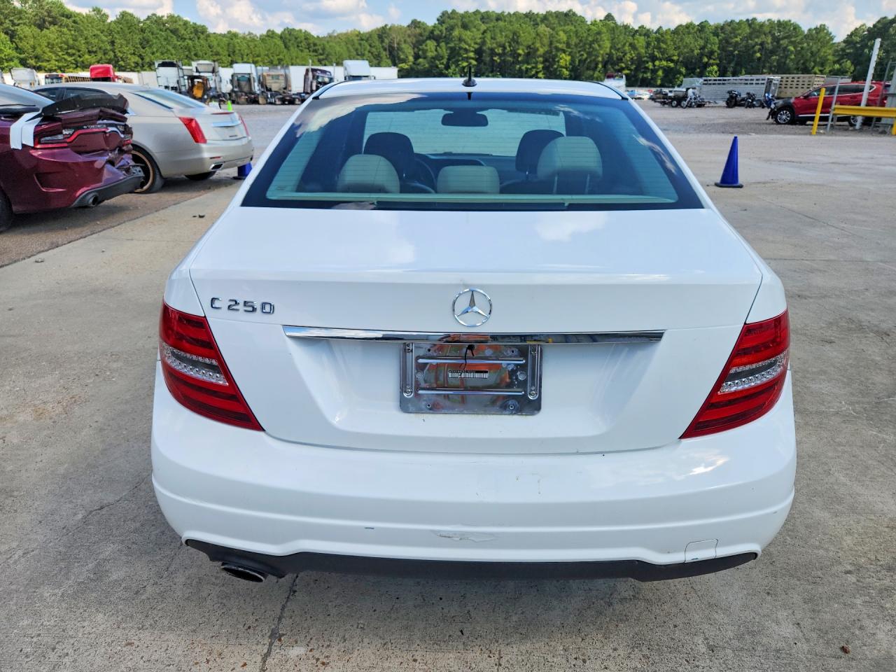 2014 Mercedes-benz C 250 Белый vin: WDDGF4HB2EG192522