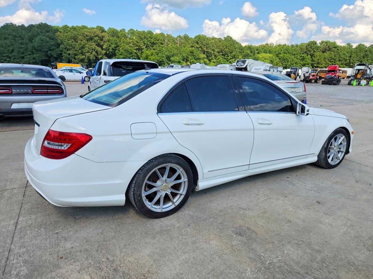 2014 Mercedes-benz C 250 Белый vin: WDDGF4HB2EG192522