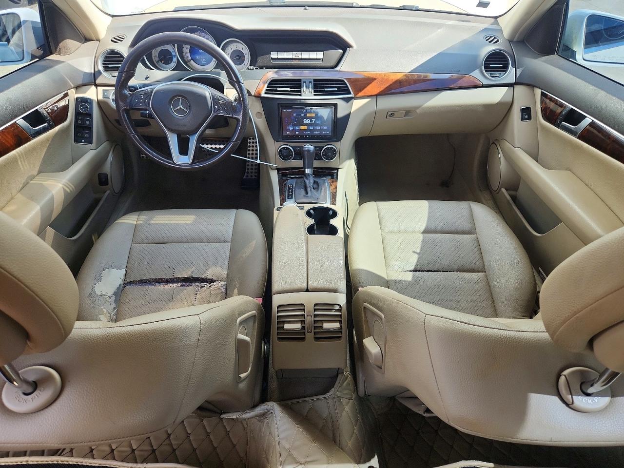 2014 Mercedes-benz C 250 Белый vin: WDDGF4HB2EG192522