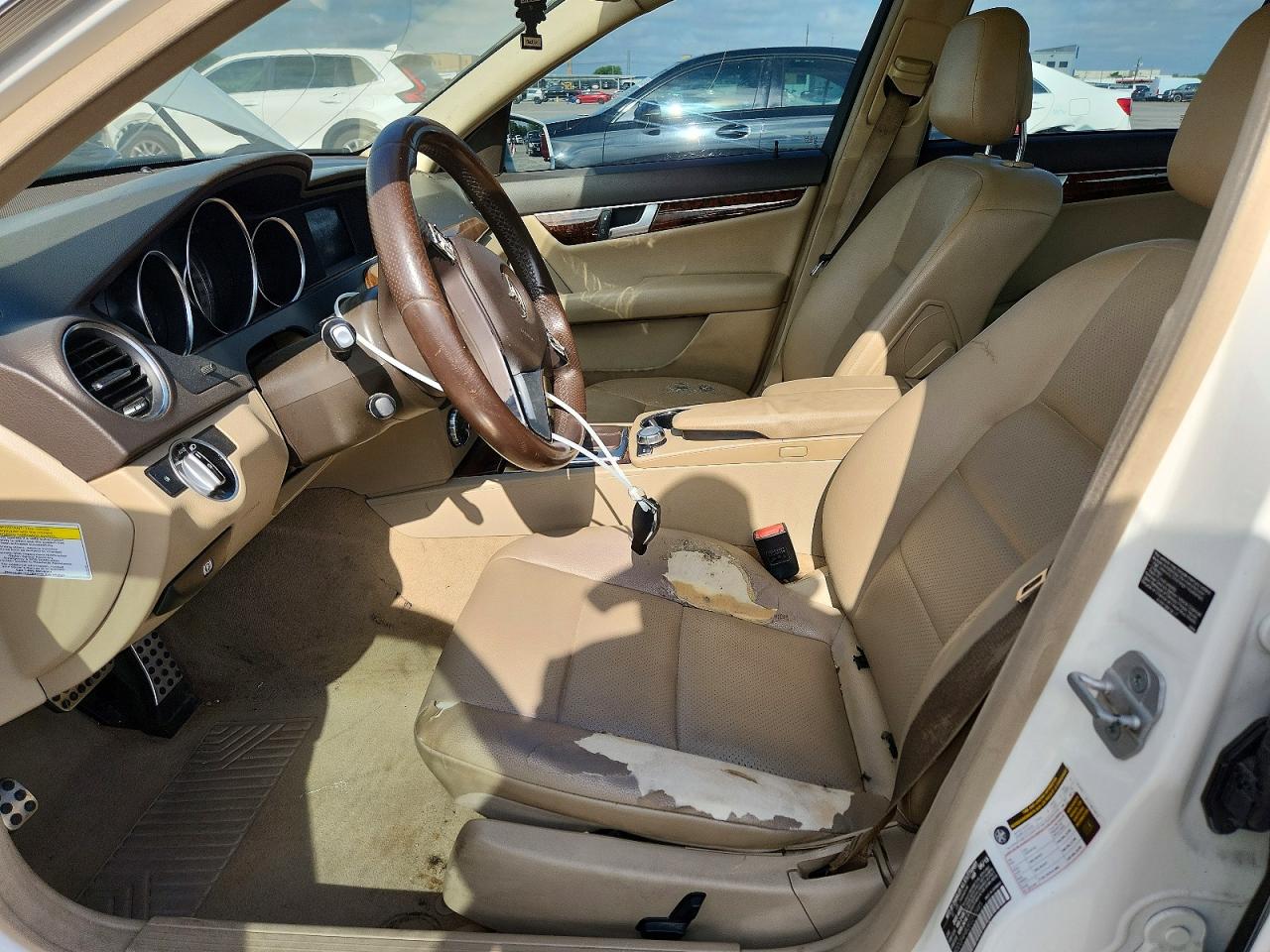 2014 Mercedes-benz C 250 White vin: WDDGF4HB2EG210985