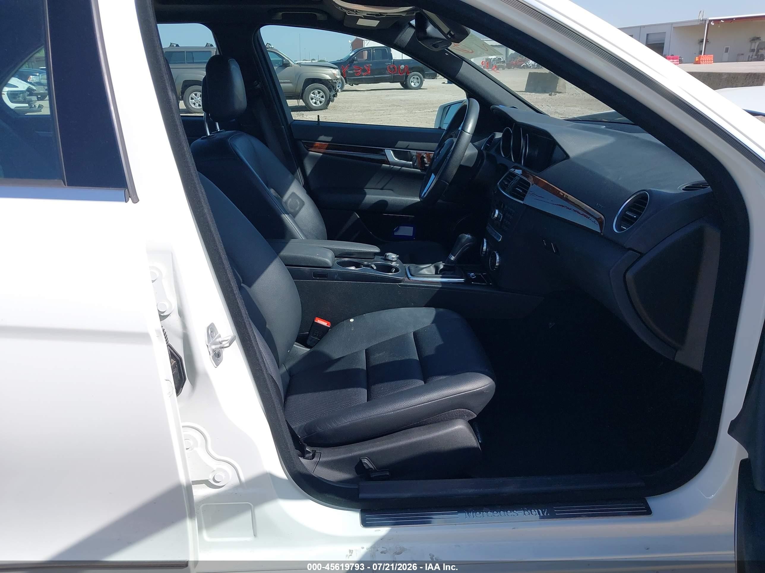 2014 Mercedes-benz C 250 Sport White vin: WDDGF4HB2EG231321