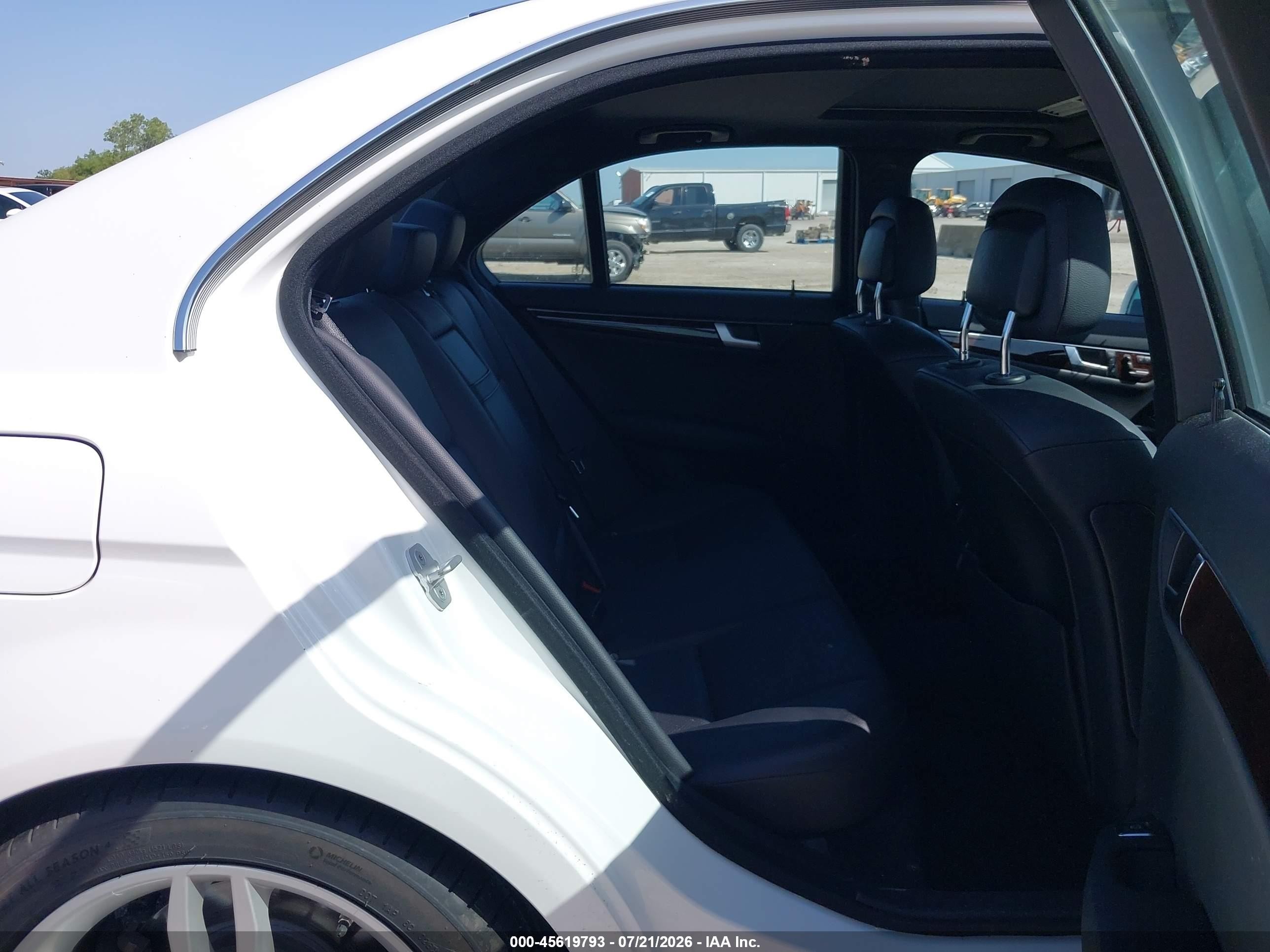 2014 Mercedes-benz C 250 Sport White vin: WDDGF4HB2EG231321